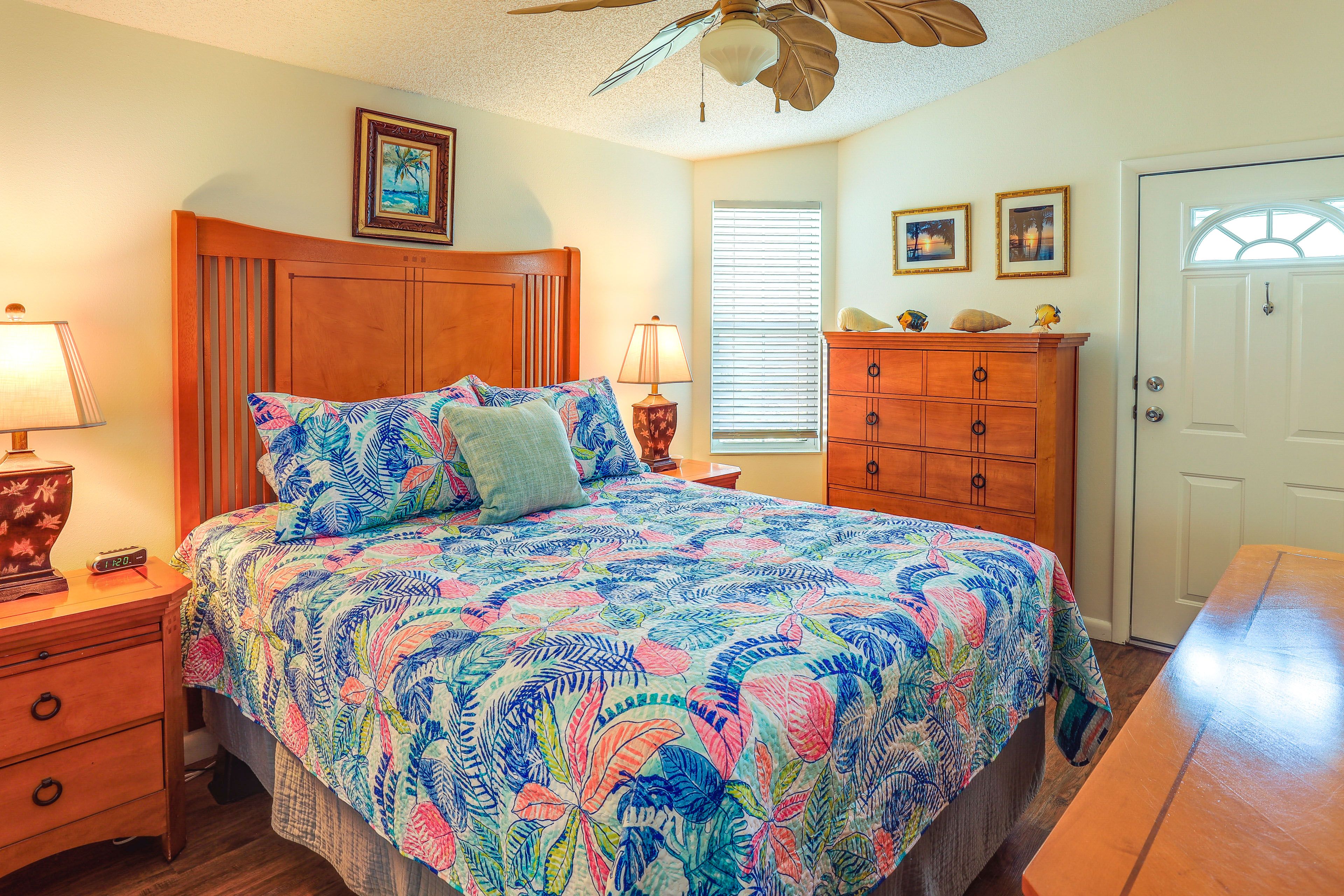 Bedroom 1 | Queen Bed | Smart TV