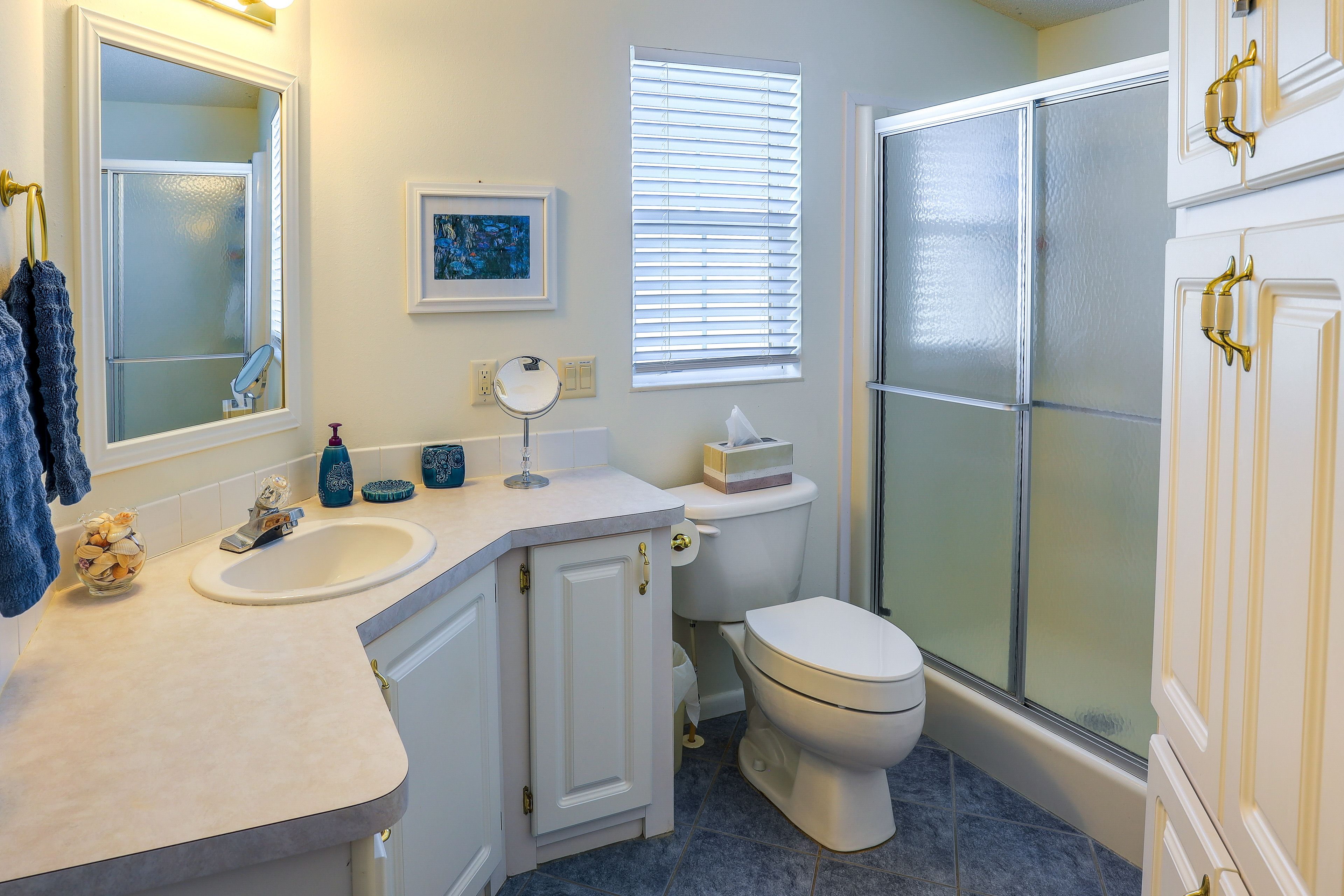 Full Bathroom | Washer & Dryer