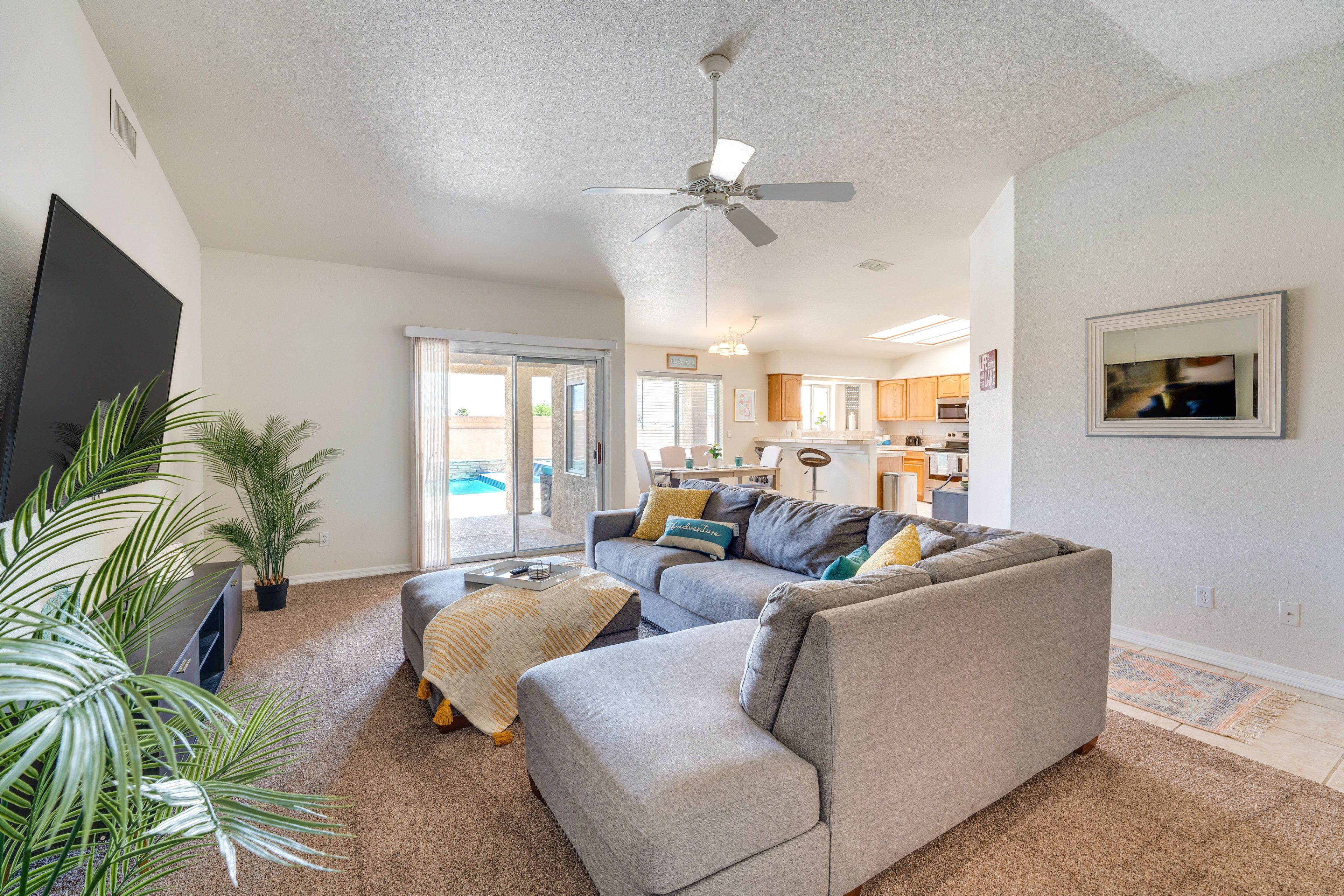 Living Room | Smart TV | Central Air Conditioning/Heat | Free WiFi