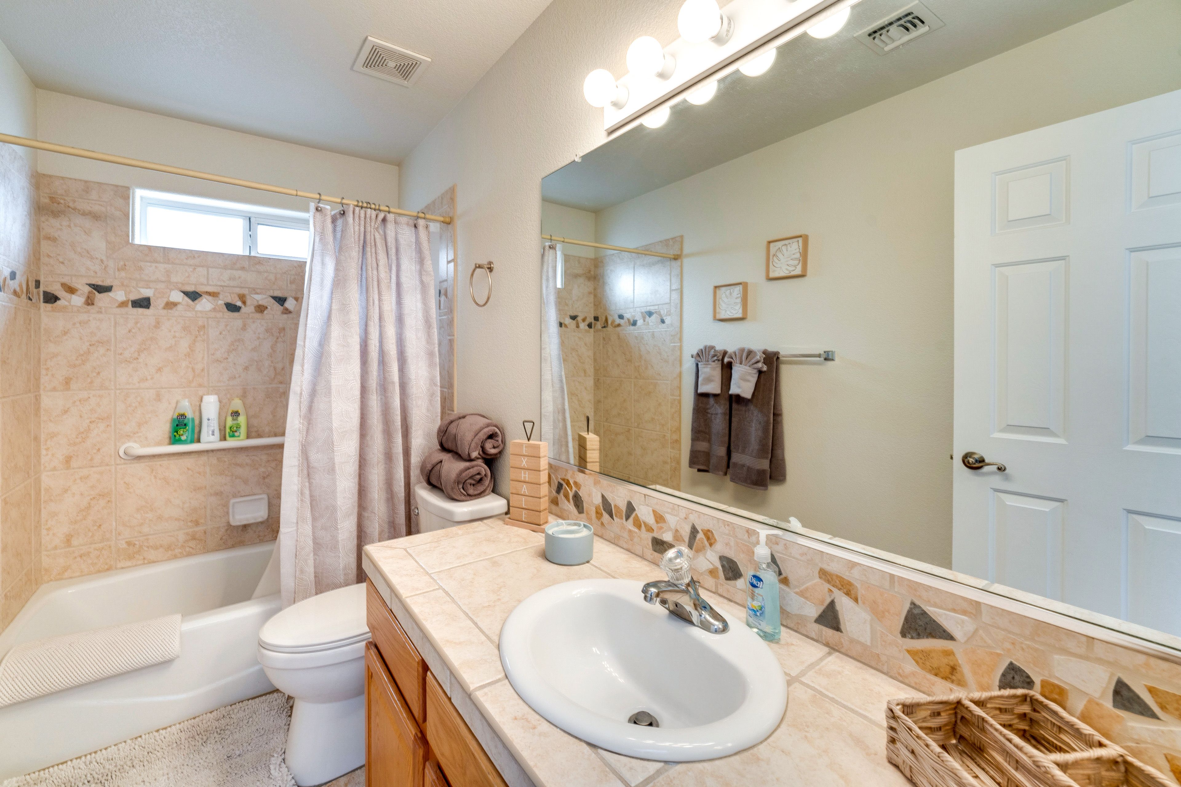 Full Bathroom | Towels Provided