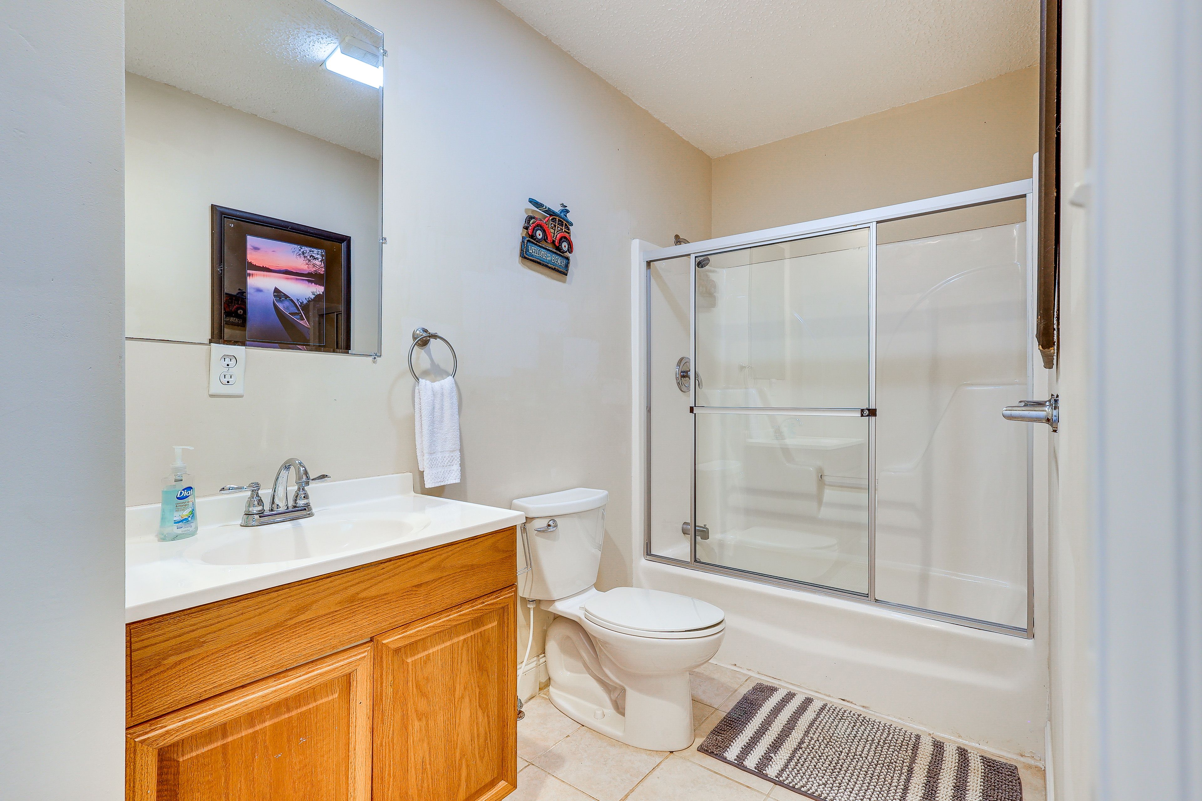 Full Bathroom | Towels Provided