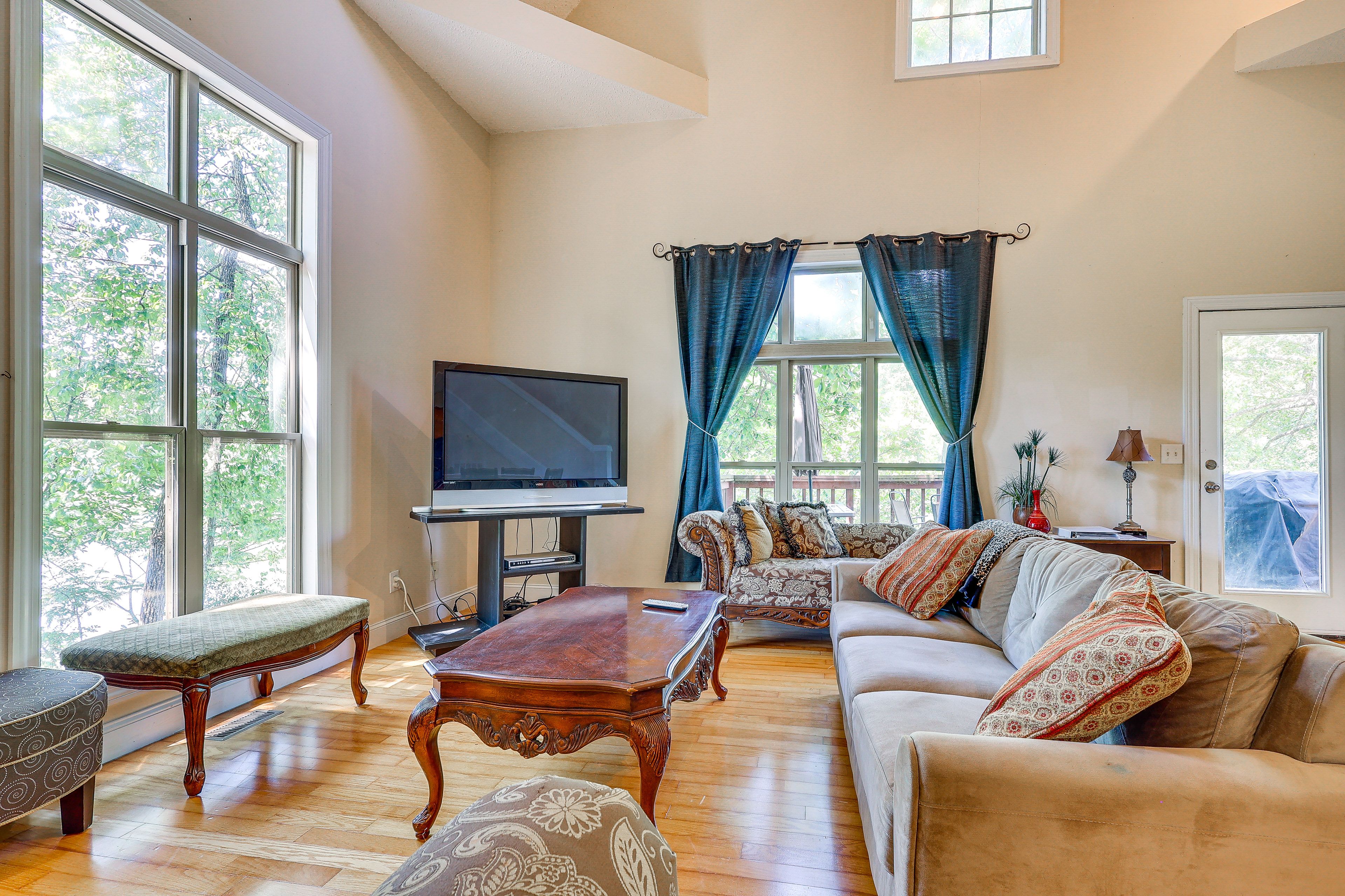 Living Room | Central A/C | Free WiFi