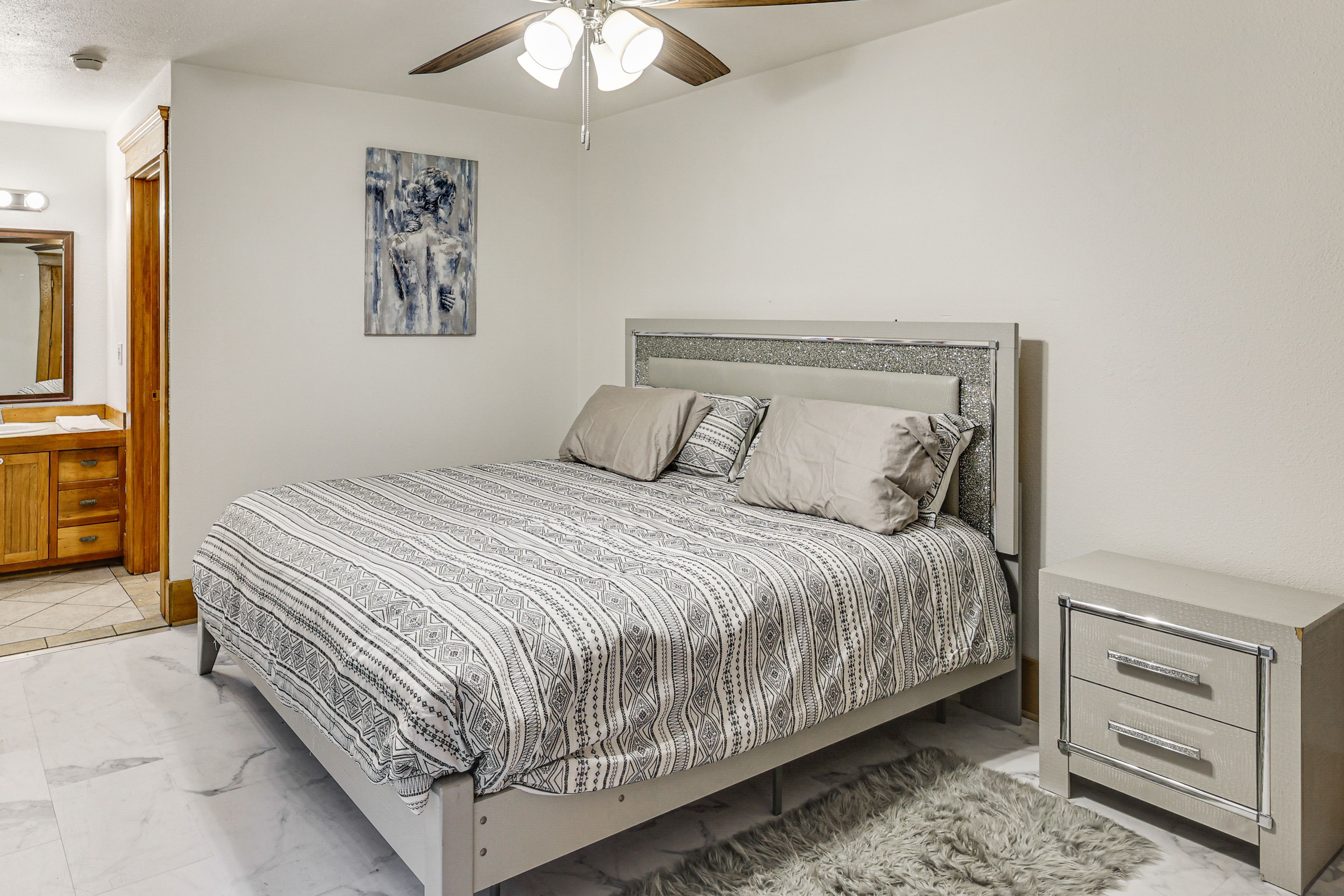 Bedroom 1 | King Bed | Linens | 1st Floor