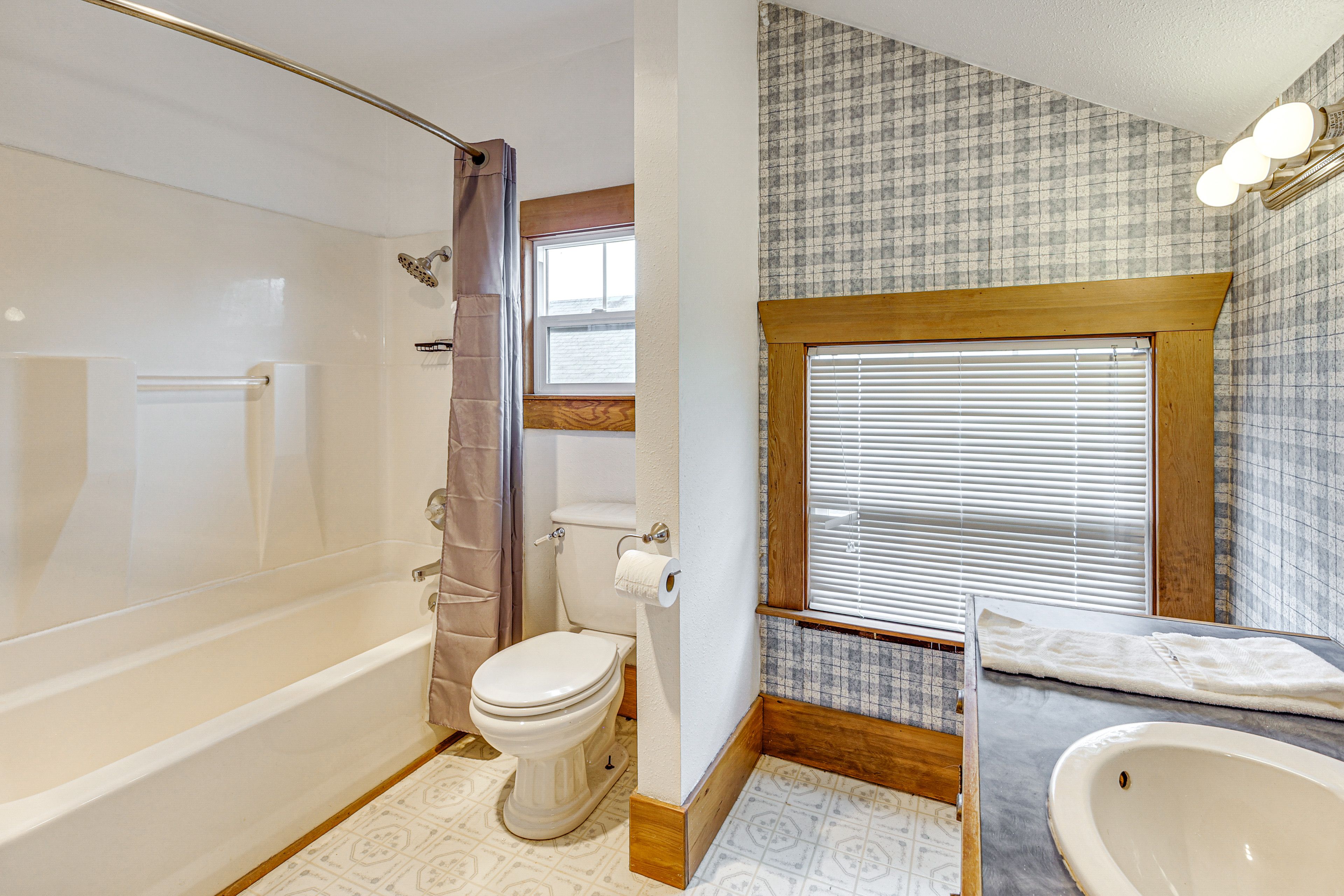 Full Bath | 2nd Floor