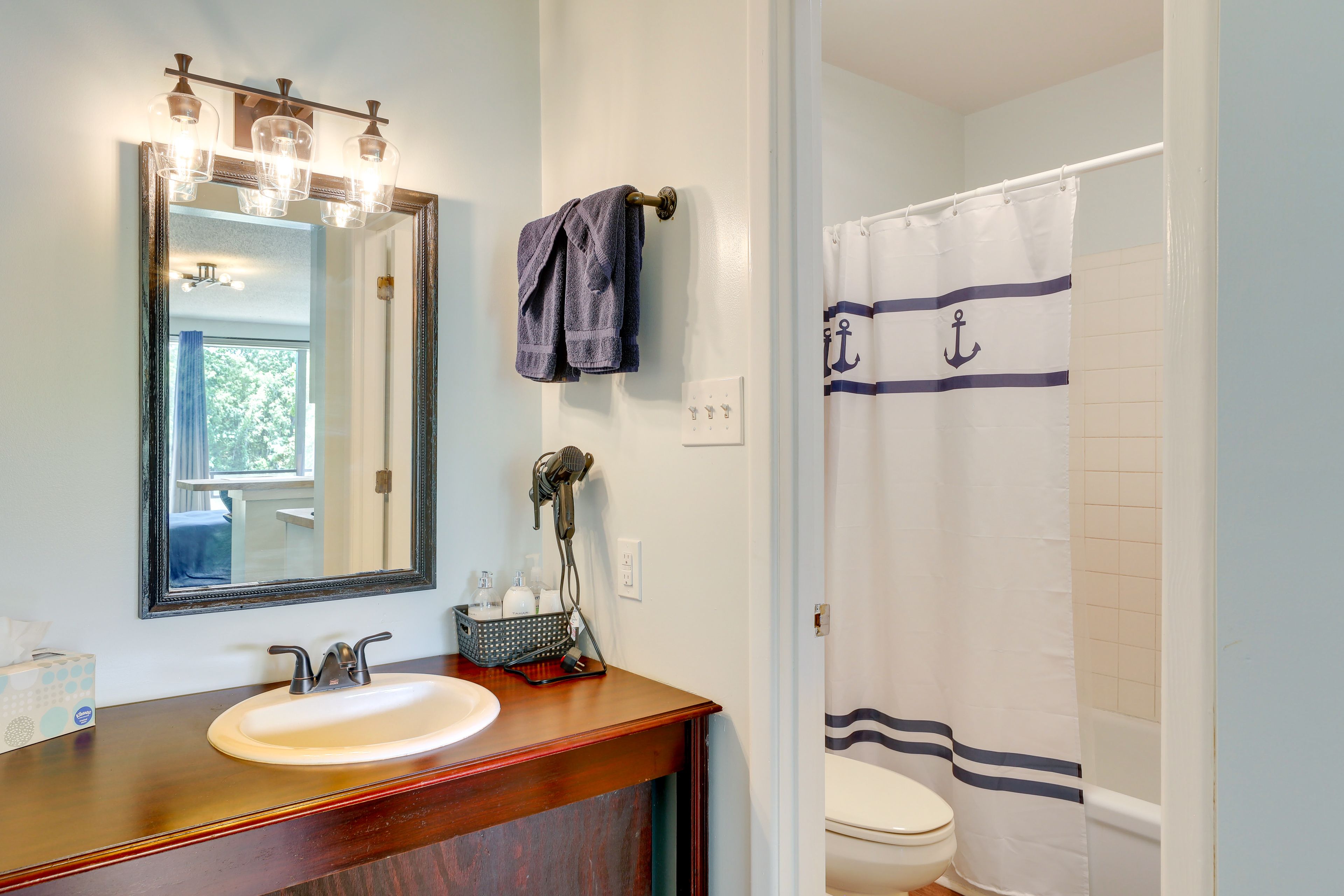 Studio | Full Bathroom | Main Level | Towels Provided | Toiletries