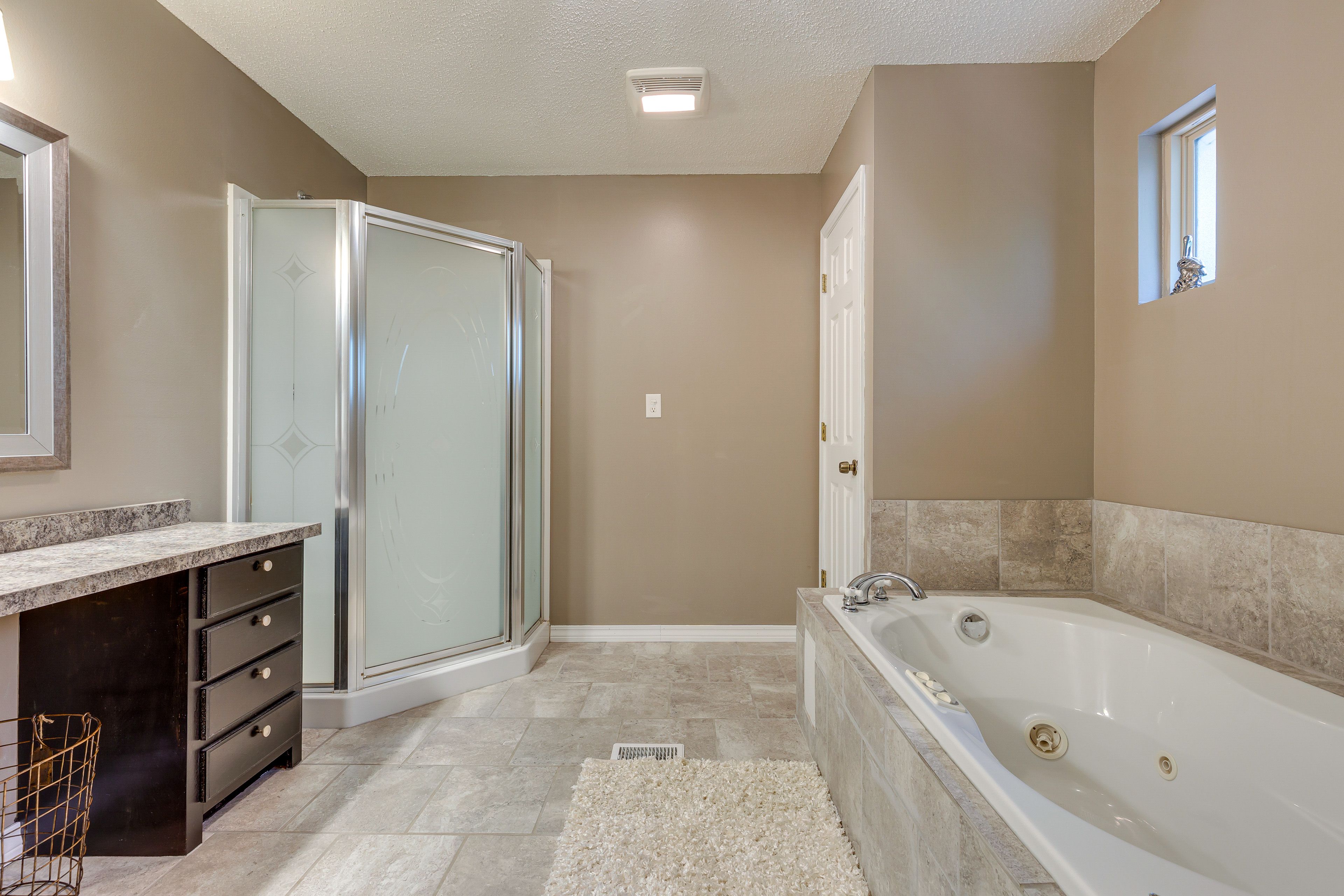Full Bathroom 1 | Main Level | Jacuzzi Tub | Shower