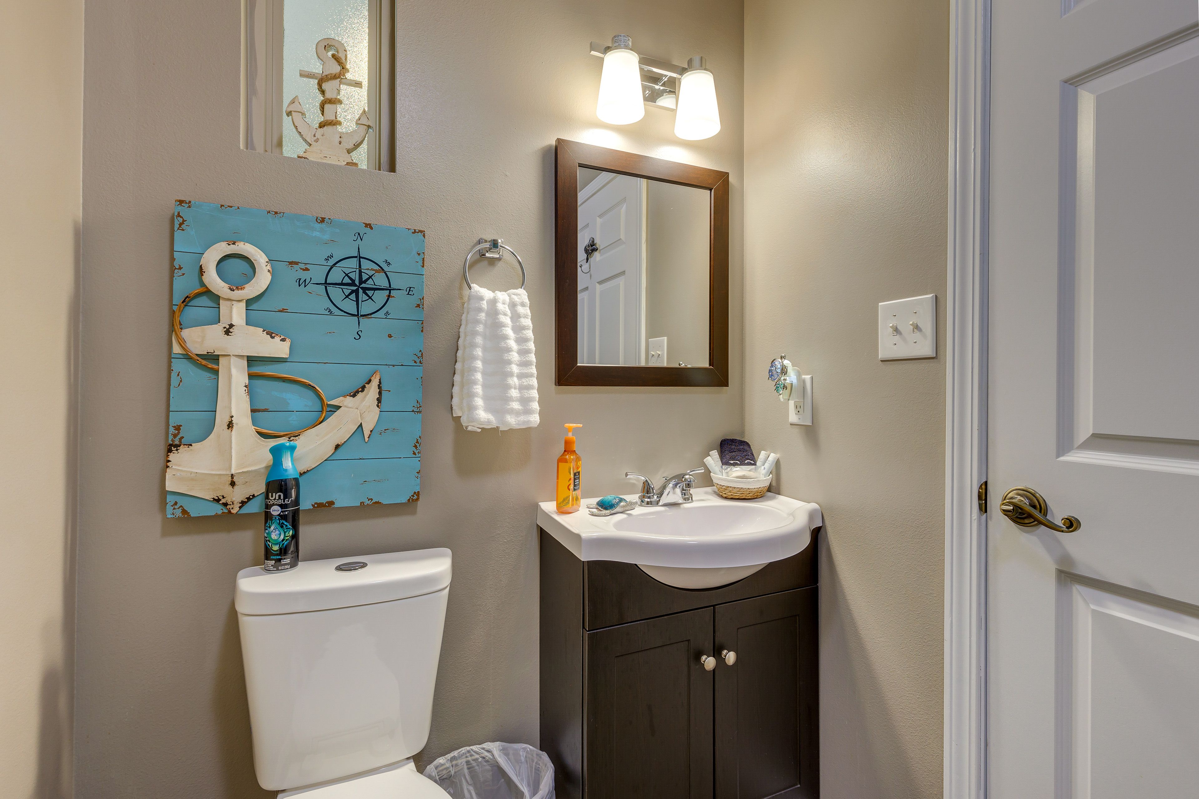 Full Bathroom 2 | Main Level | Towels Provided | Shower/Tub Combo
