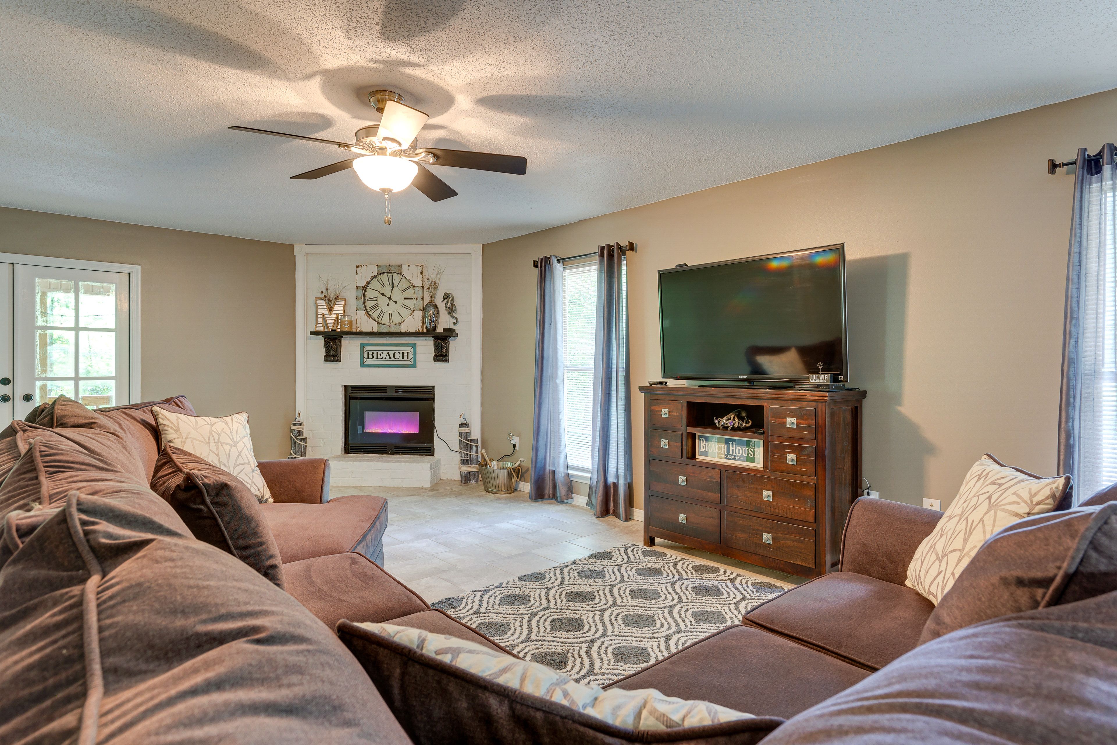 Living Room | Main Level | Fireplace | Smart TV | Free WiFi
