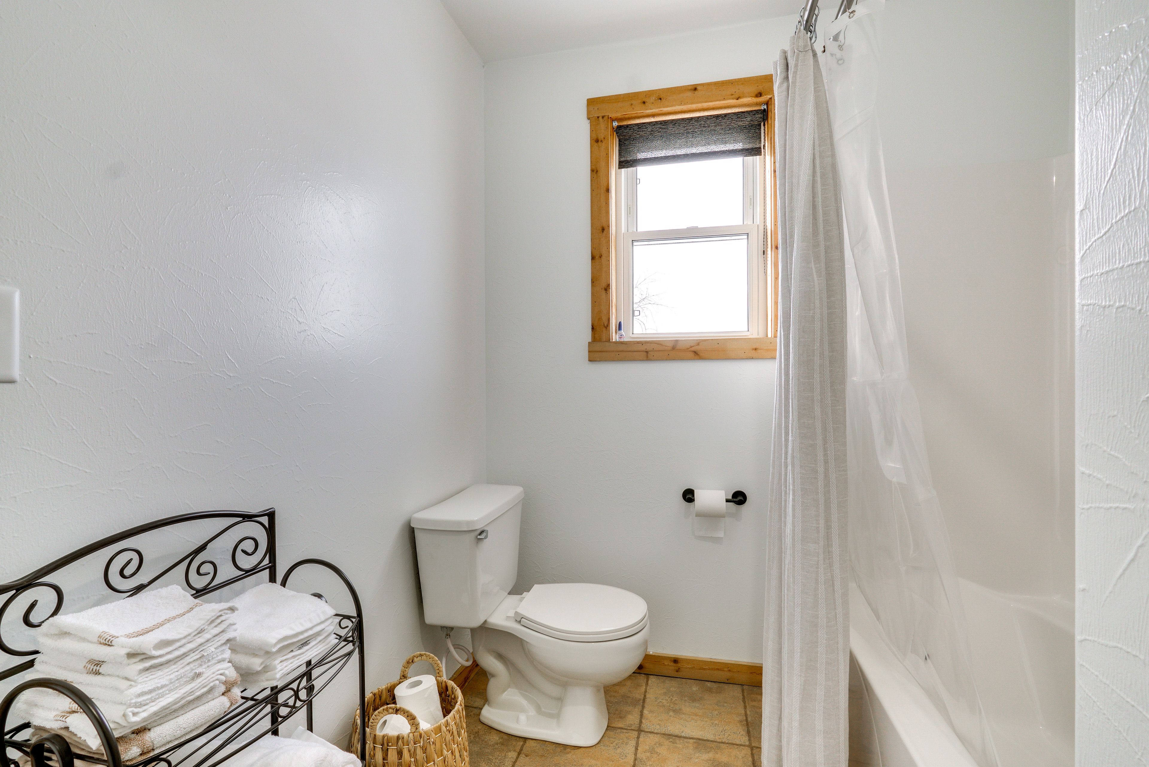 Full Bathroom | Towels Provided | Complimentary Toiletries