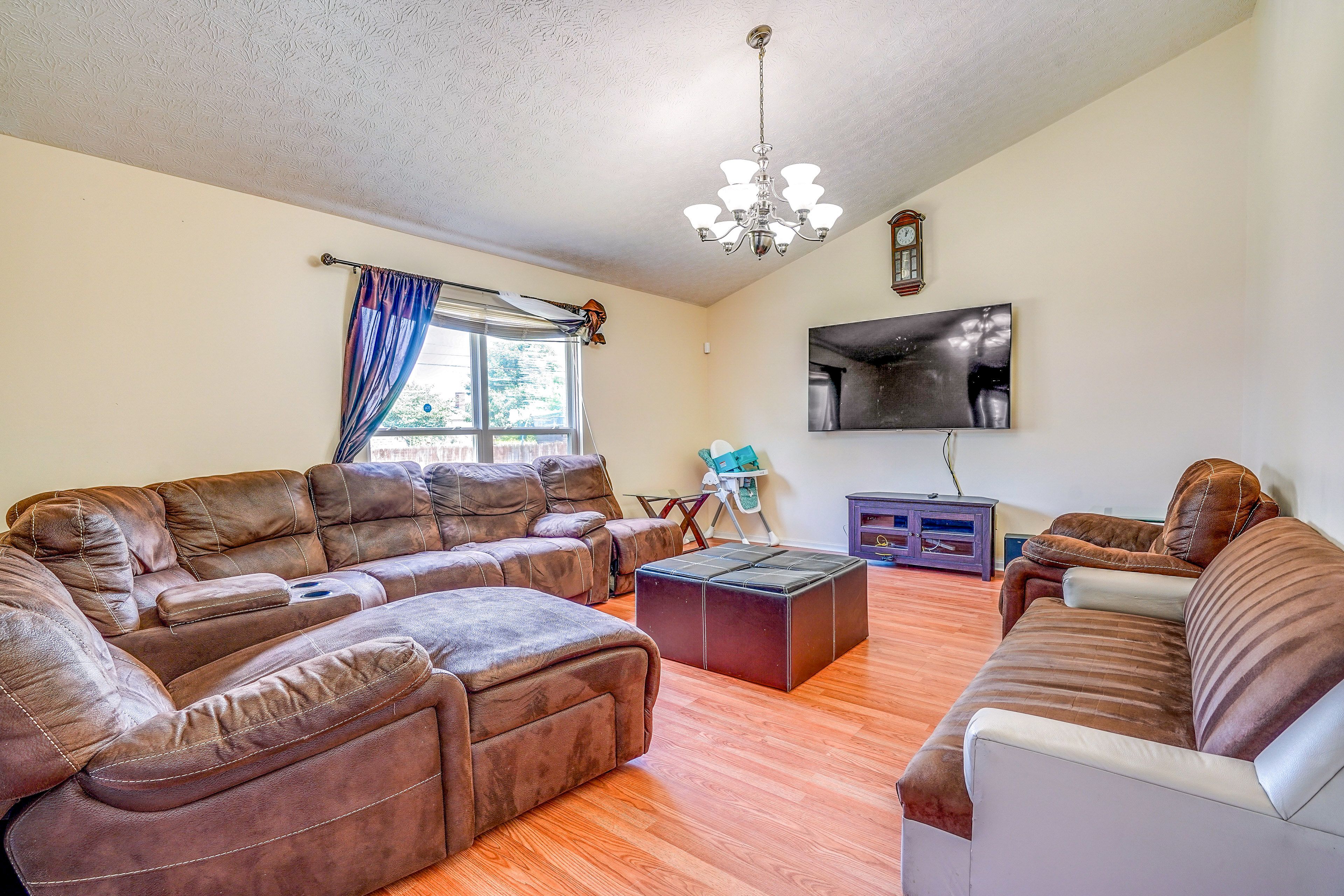 Living Room | Smart TV | Central A/C | Free WiFi | High Chair