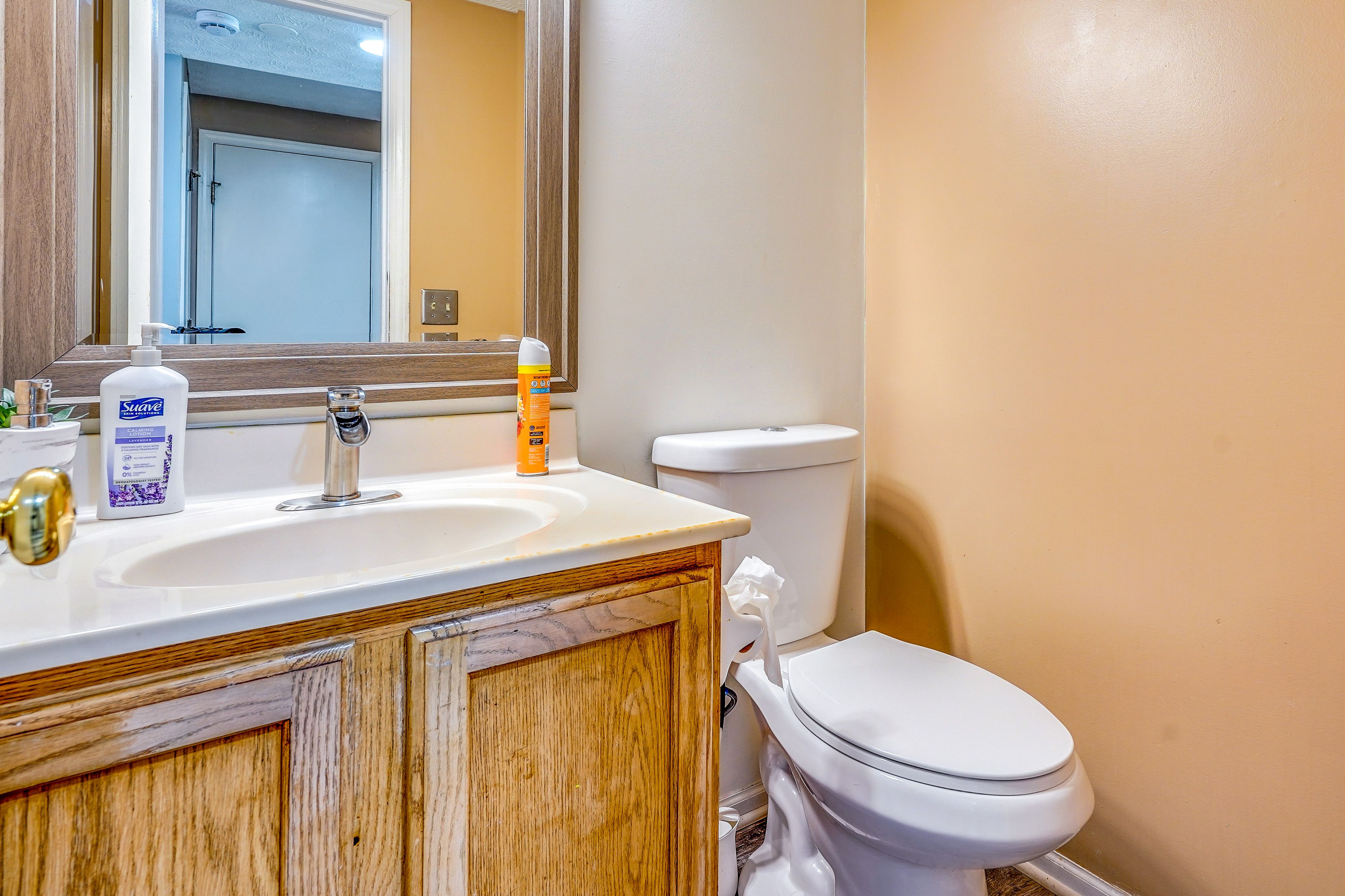 Half Bathroom | 1st Floor | Complimentary Toiletries
