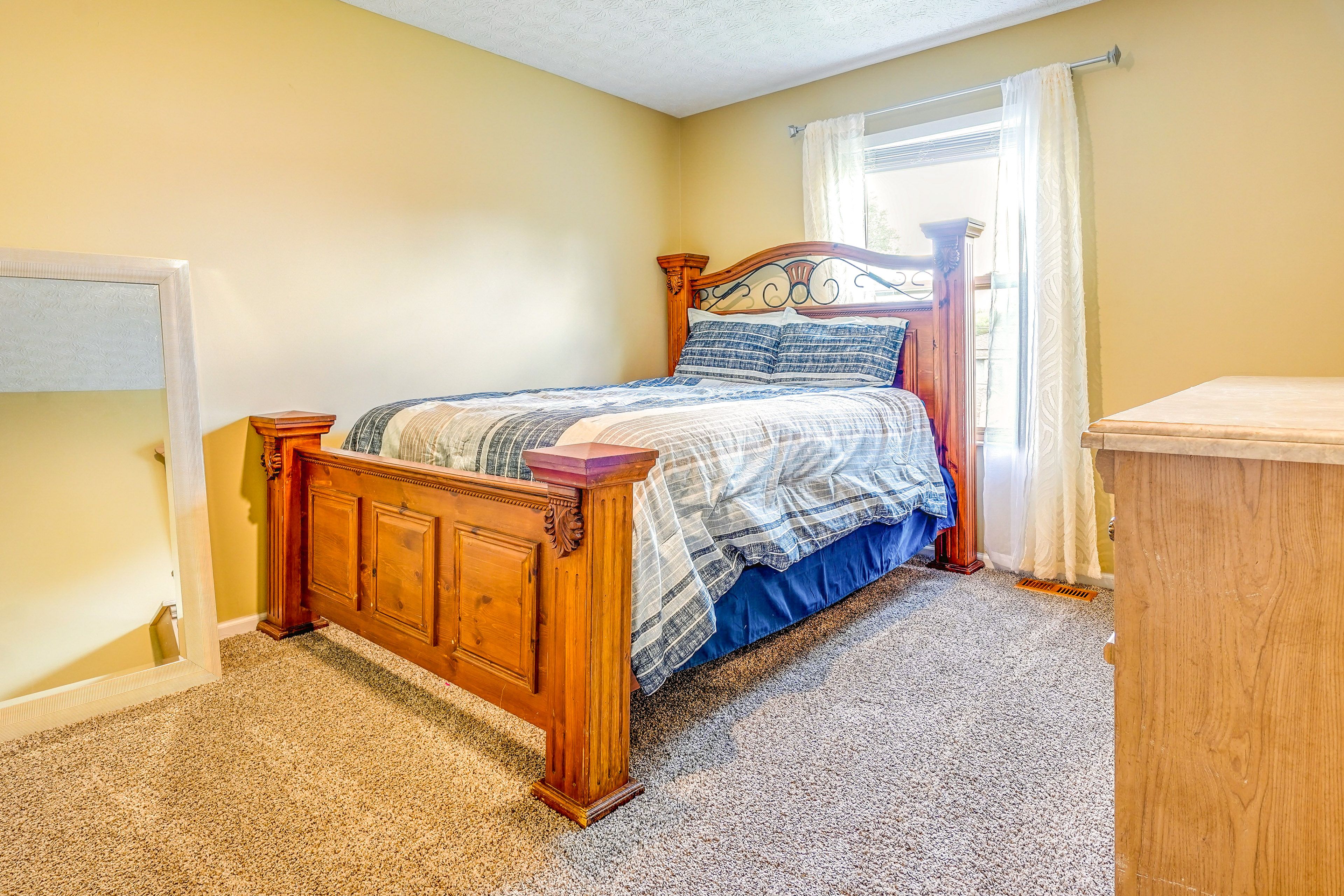 Bedroom 2 | 2nd Floor | Queen Bed