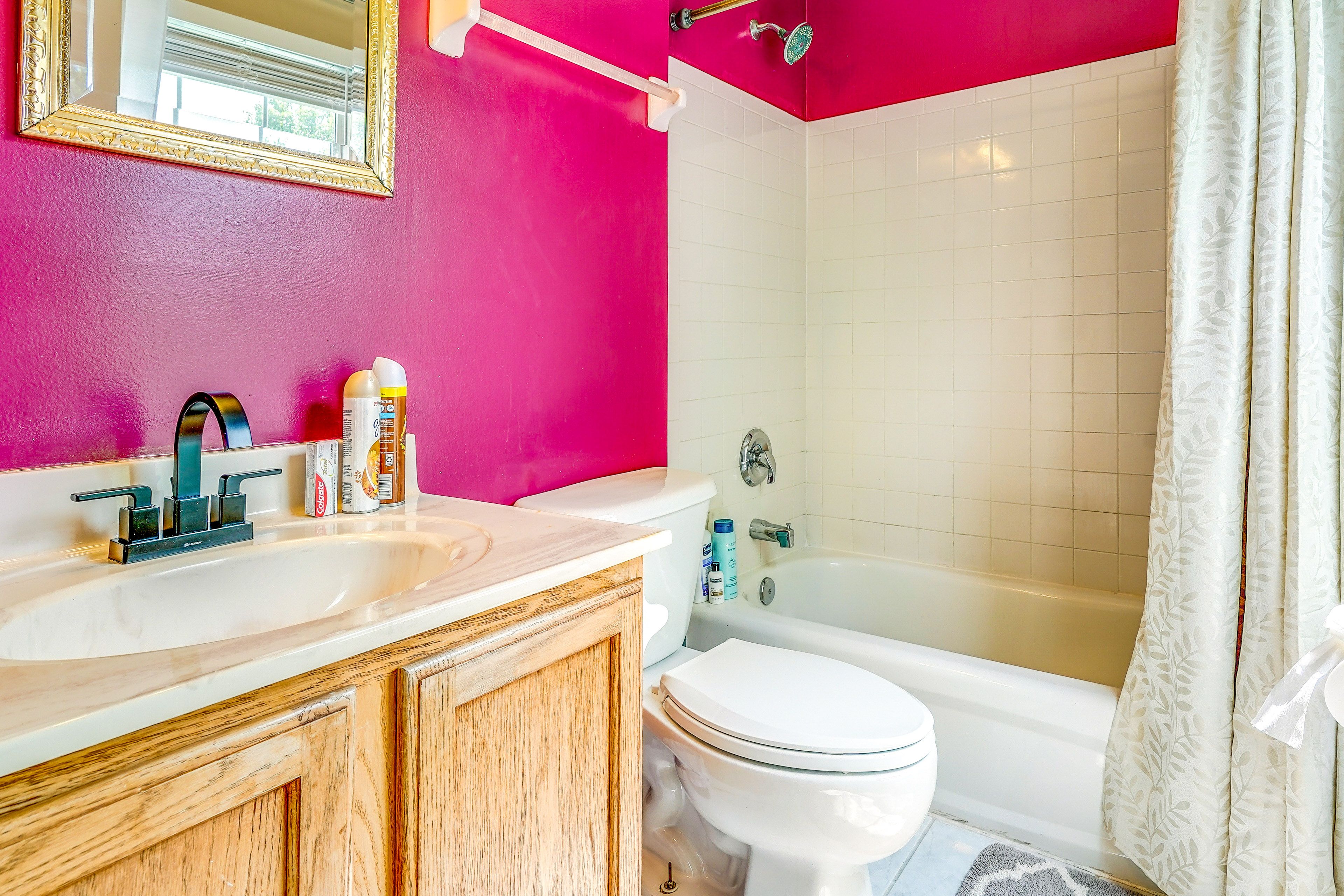 Full Bathroom | 2nd Floor | Shower/Tub Combo | Towels Provided