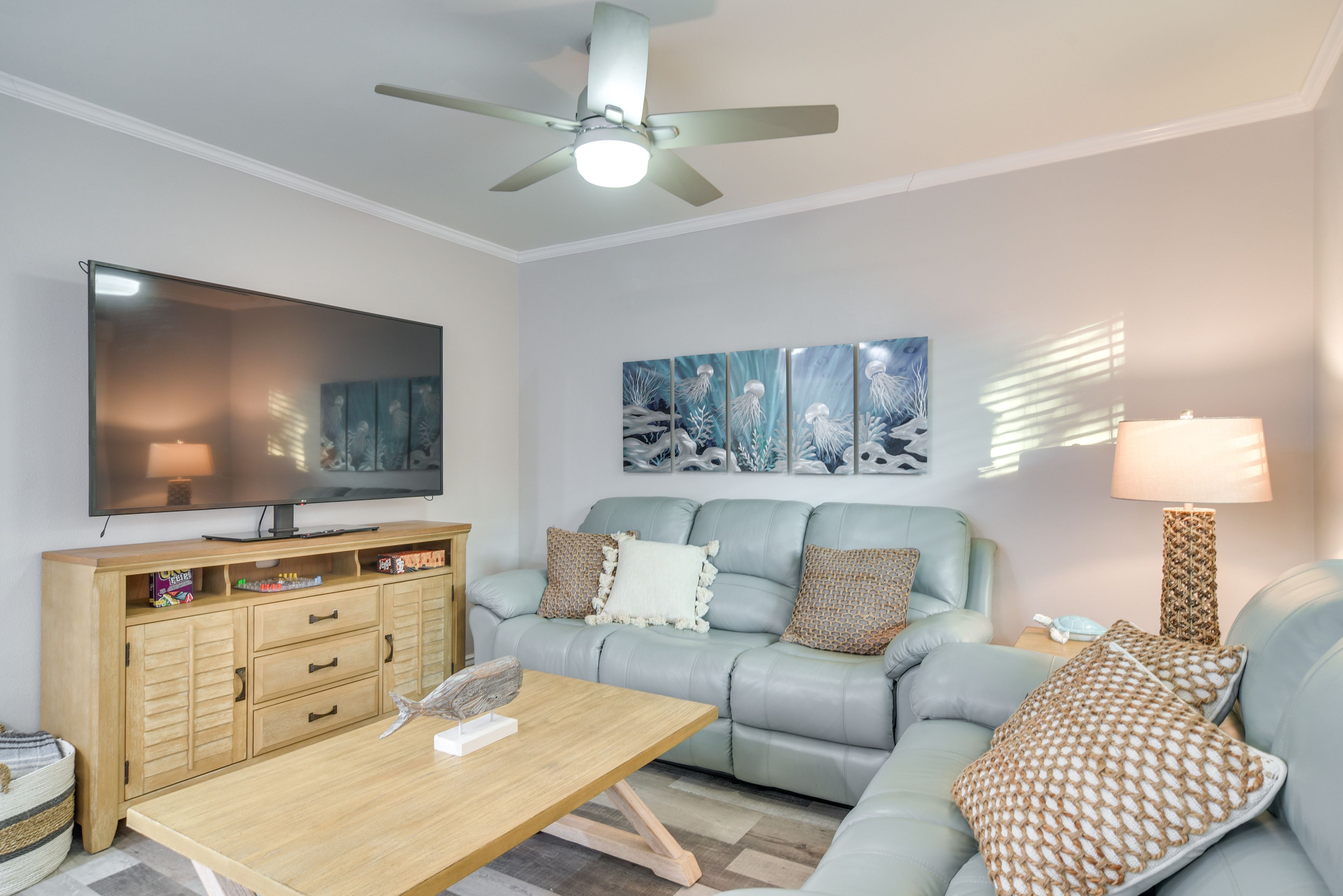 Living Room | Smart TV | Board Games