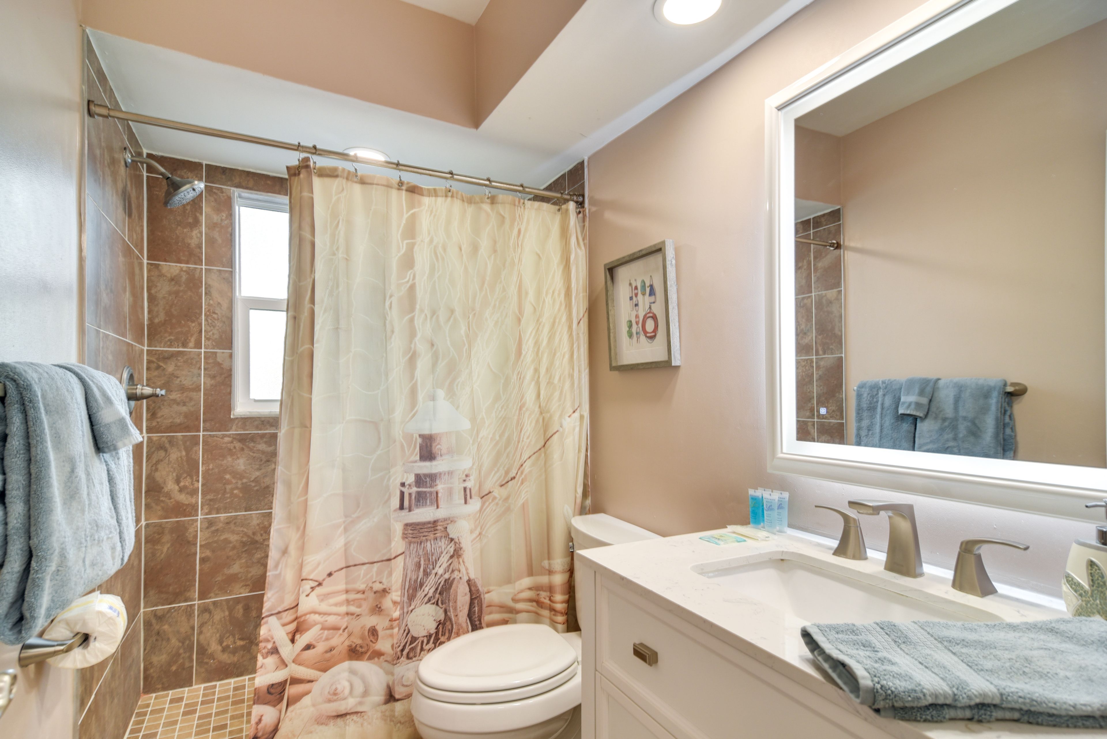Full Bathroom | Towels Provided | Complimentary Toiletries | Hair Dryer
