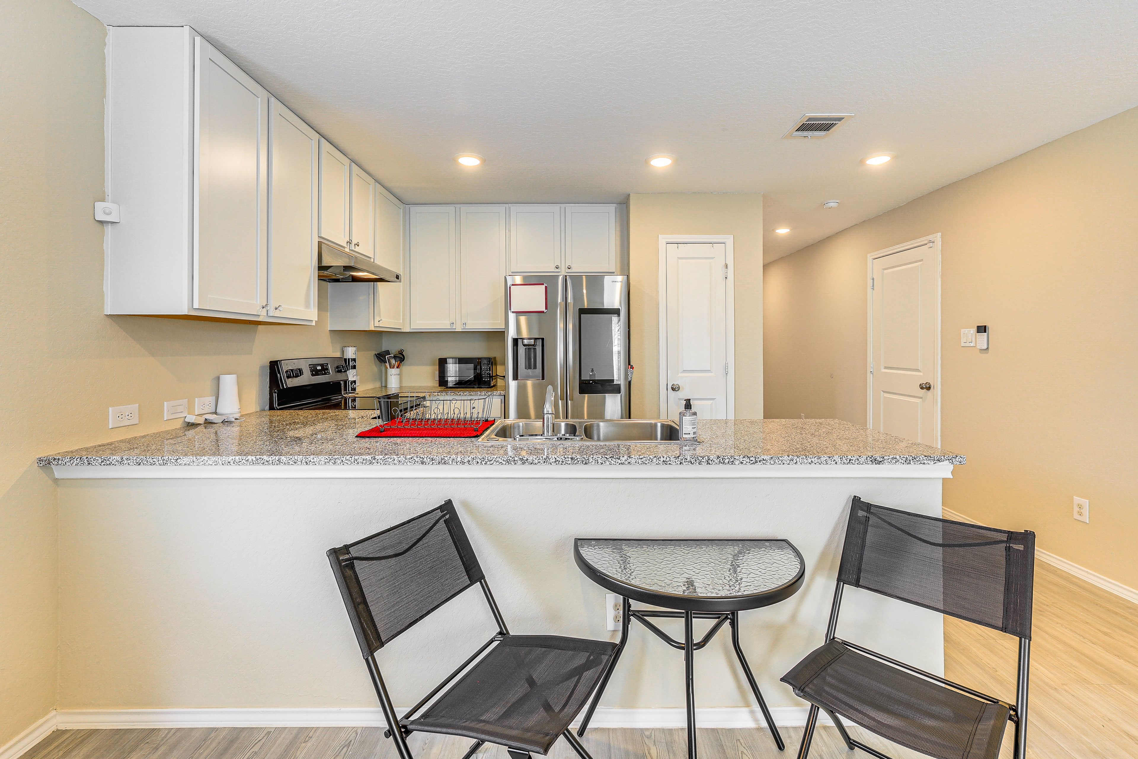 Dining Area | Dishes & Flatware Provided