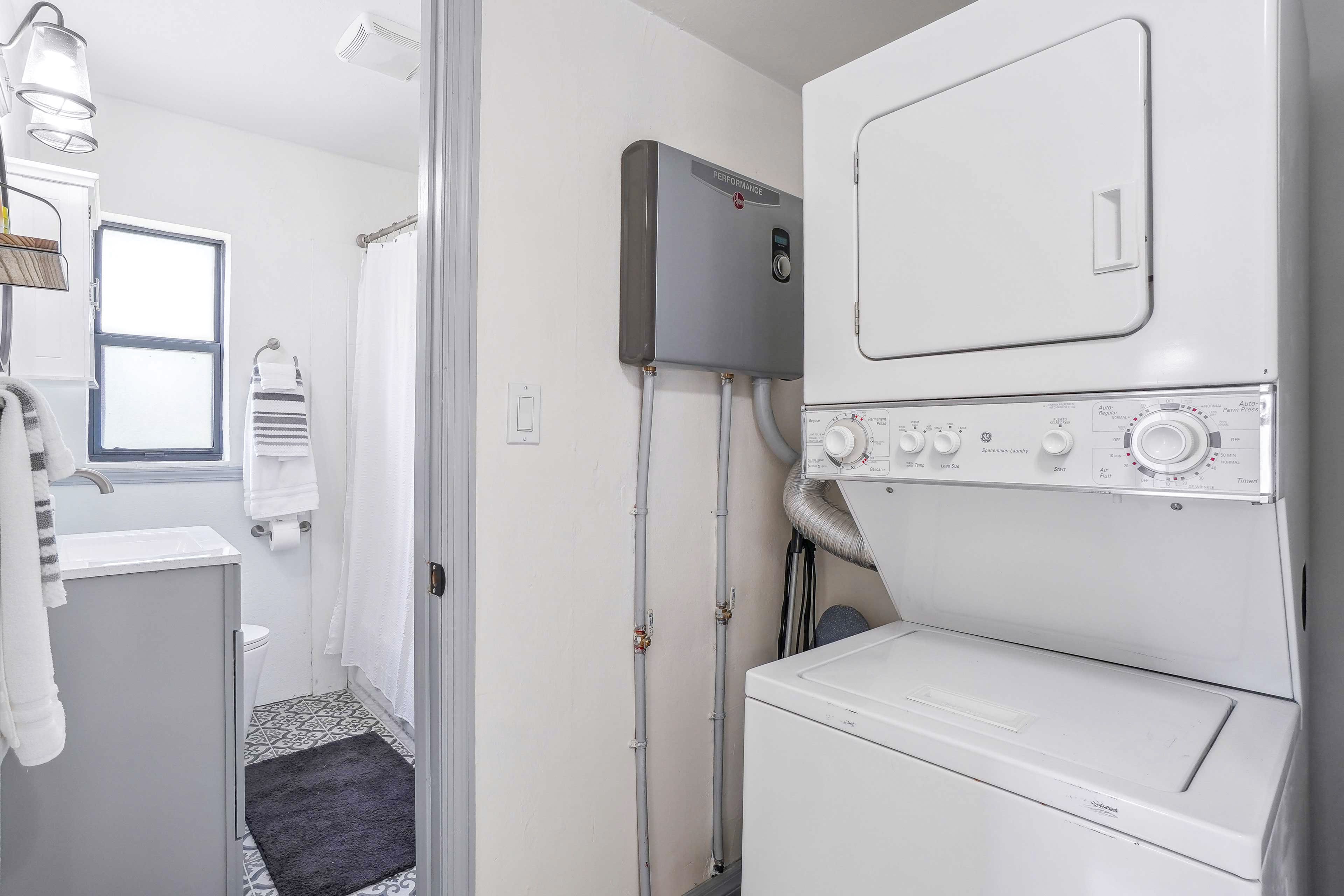 Full Bathroom | Washer & Dryer | Complimentary Toiletries