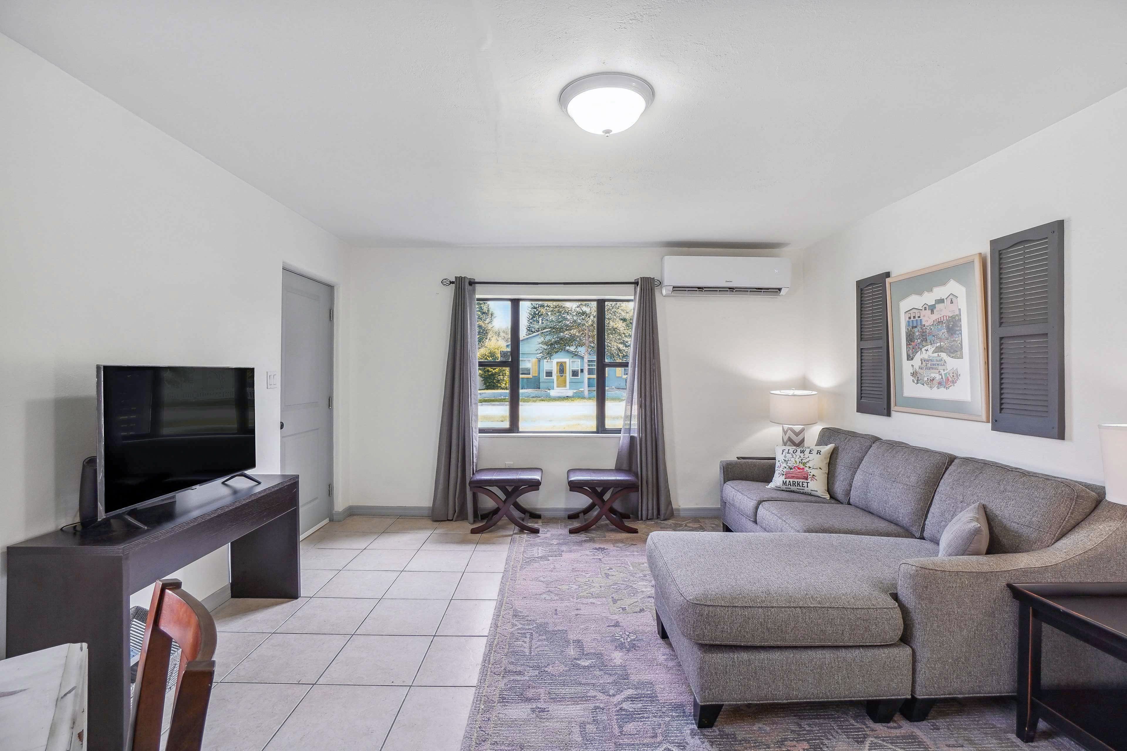 Living Room | Smart TV | Free WiFi | Central A/C