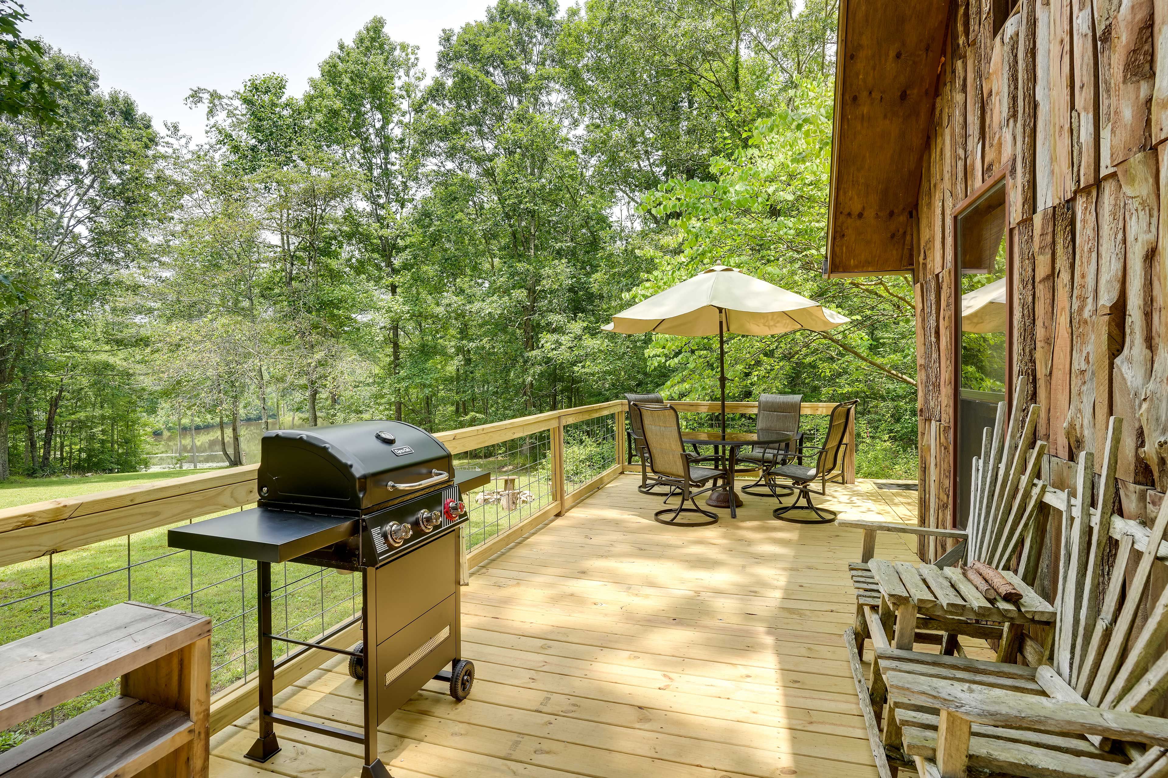 Deck | Gas Grill | Charcoal Grill | Outdoor Seating & Dining | Free WiFi