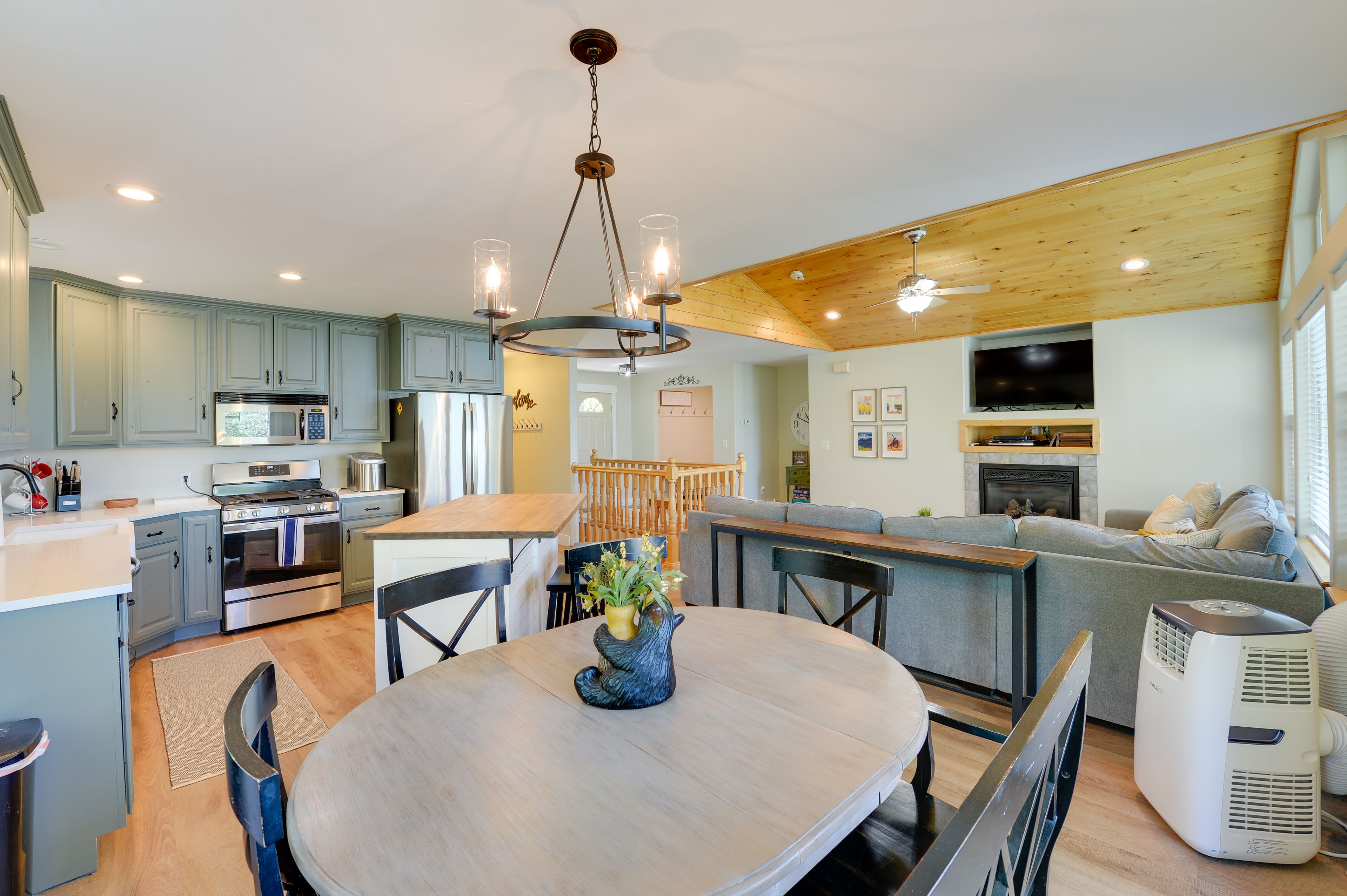 Dining Area | Dishware & Flatware Provided