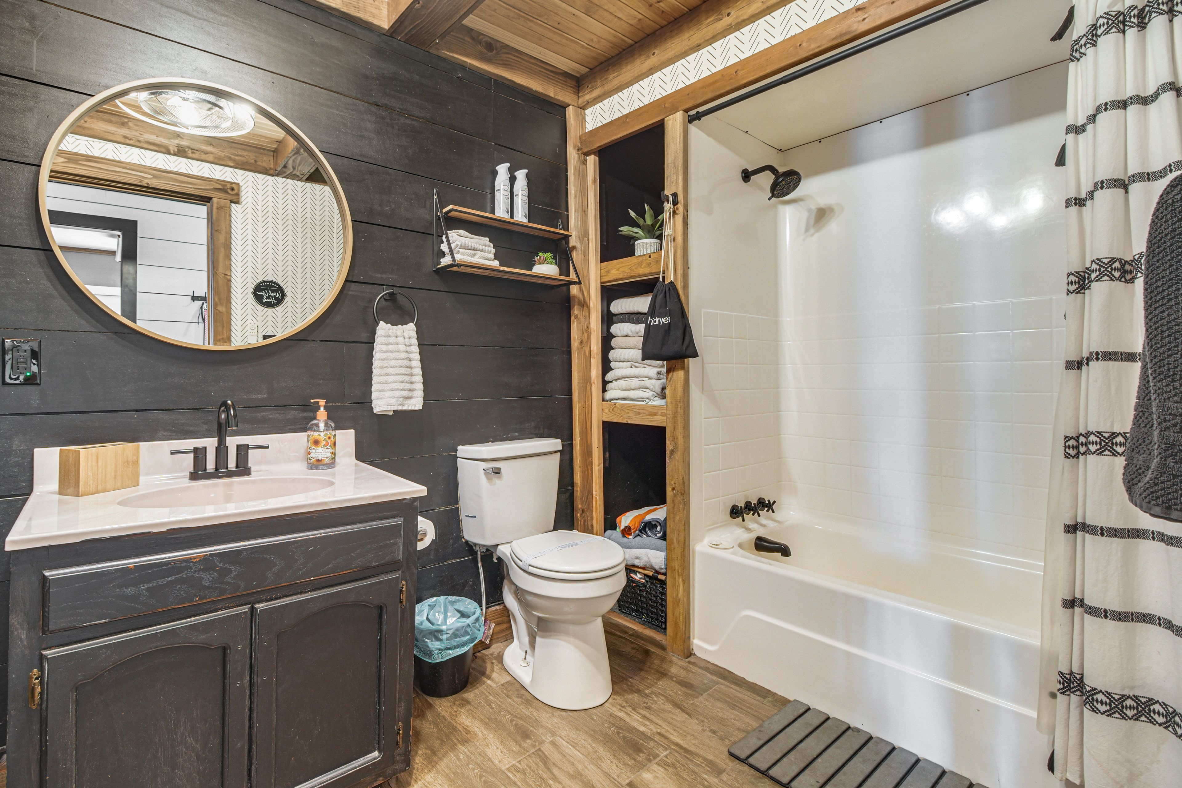 Bathroom | Complimentary Toiletries | Towels Provided