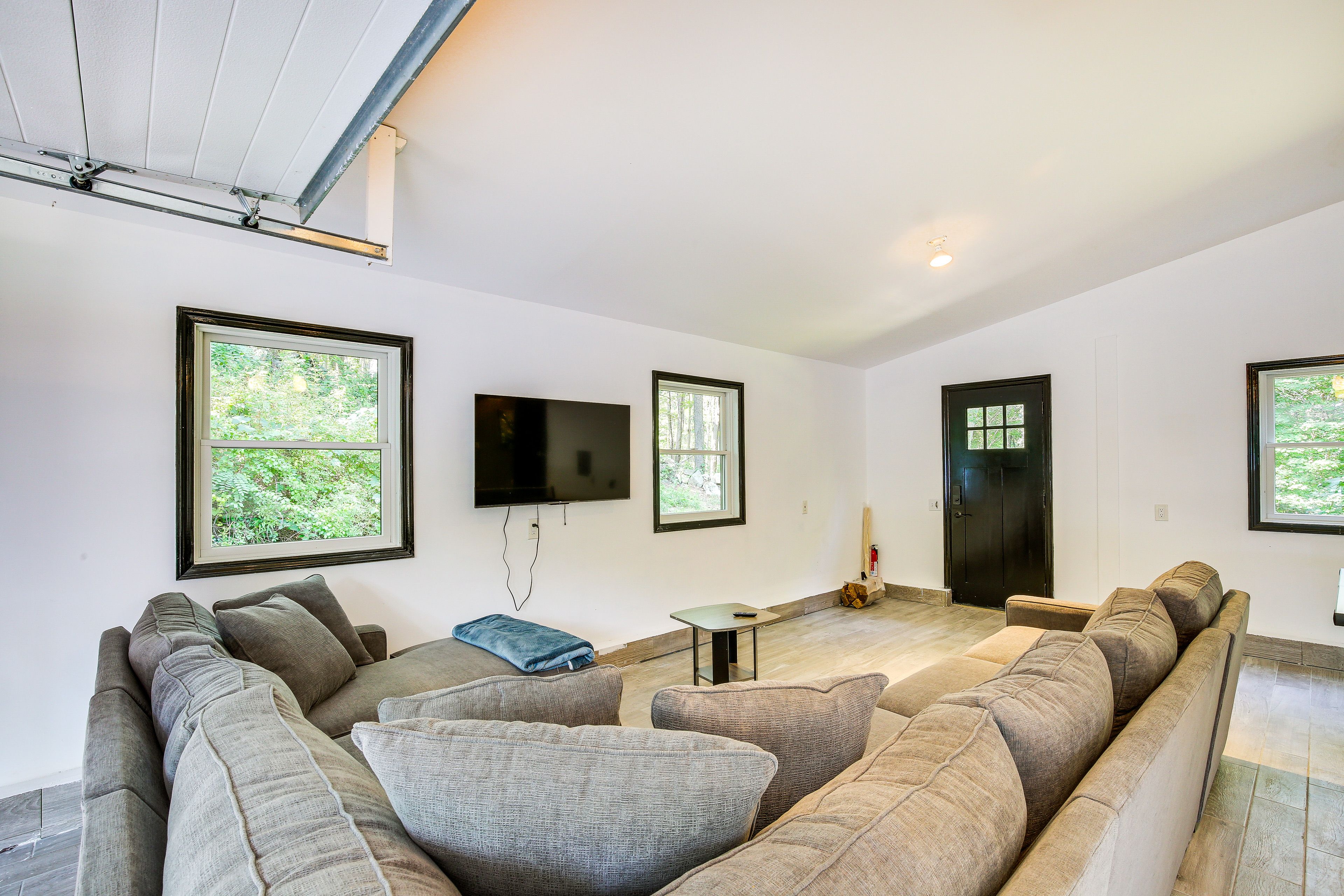 Game Room | Garage | Smart TV