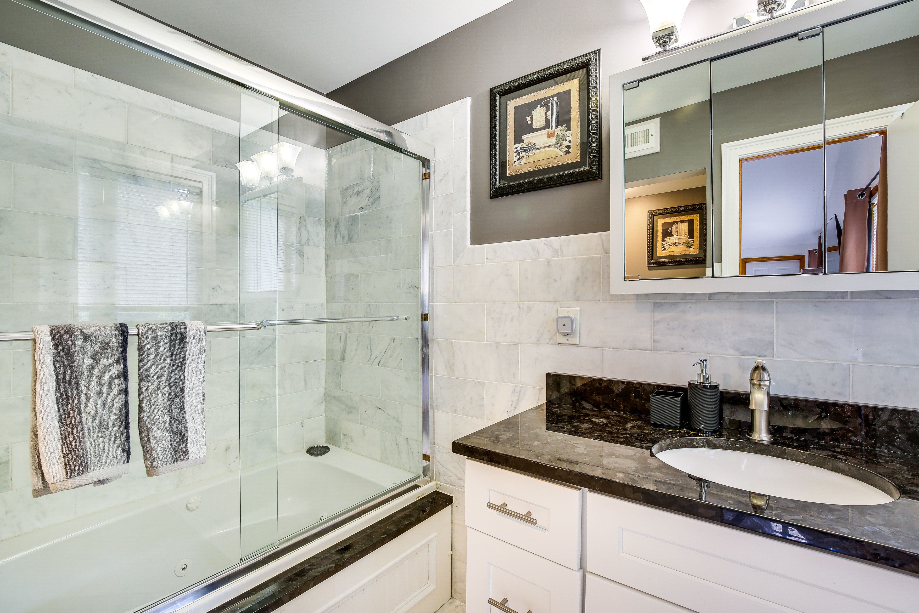 Full Bathroom | 2nd Floor | Shower/Tub Combo | Towels Provided