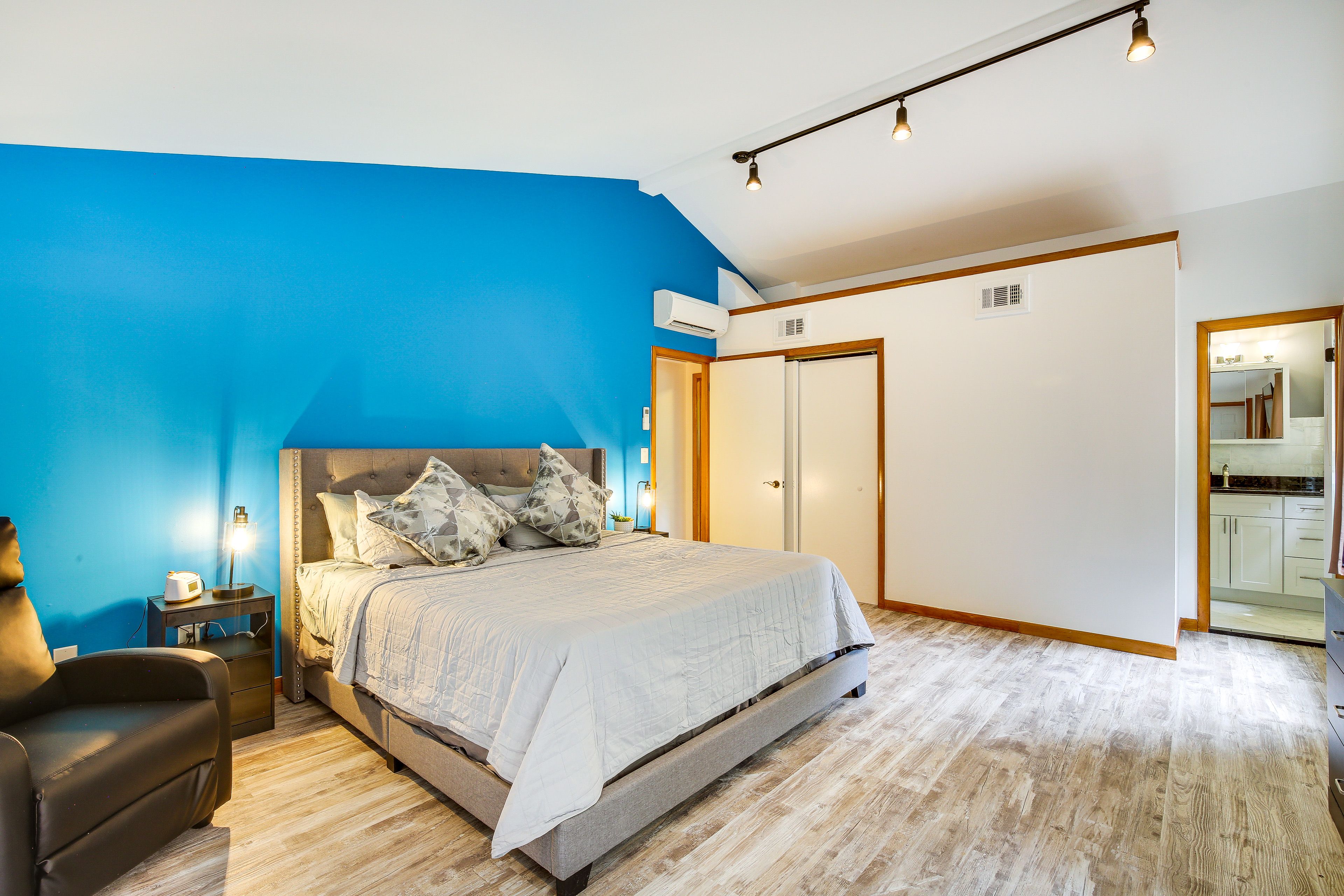 Bedroom 2 | 2nd Floor | King Bed | Smart TV | En-Suite Bathroom
