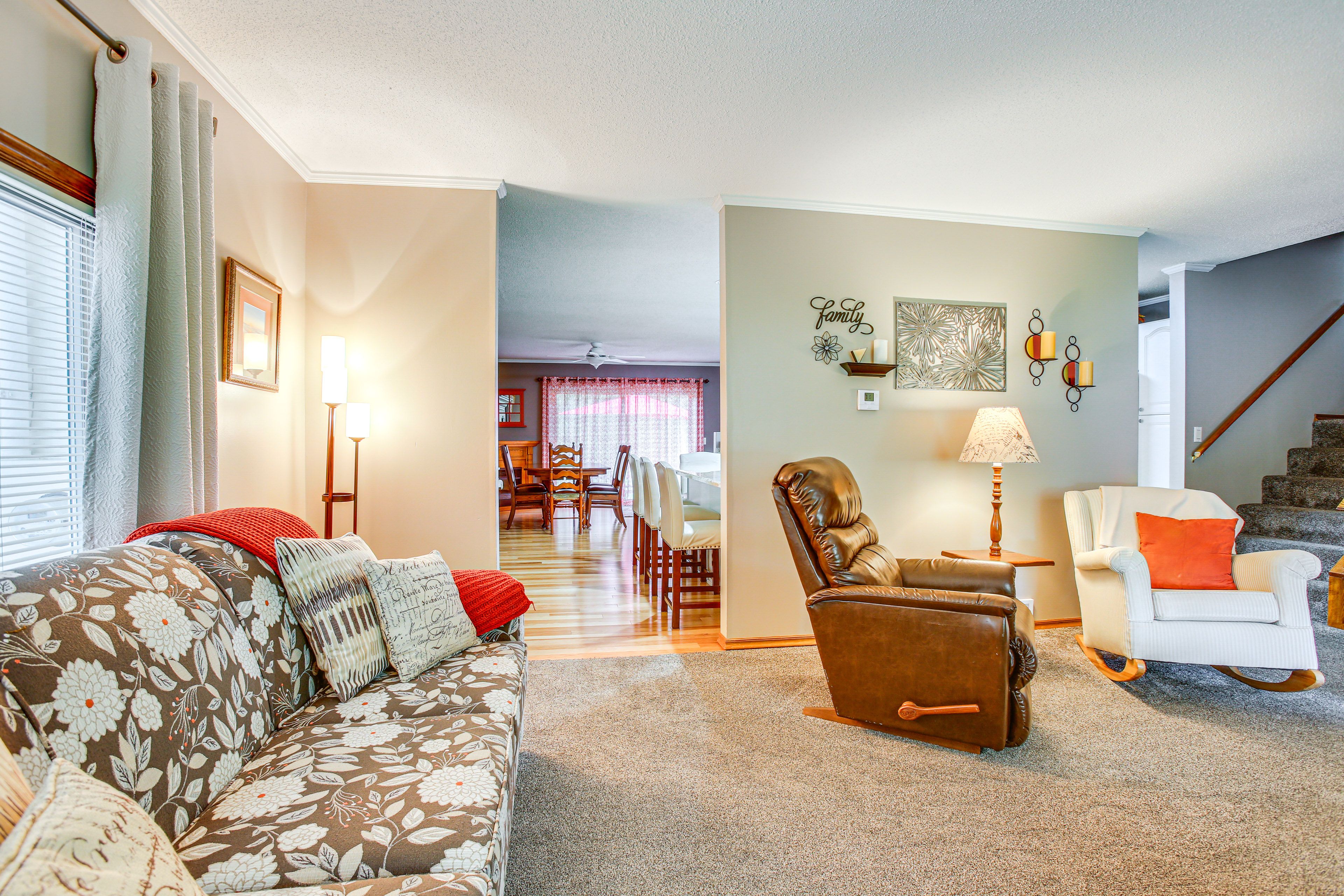 Living Room | Smart TV | Central A/C | Ceiling Fans | Free WiFi