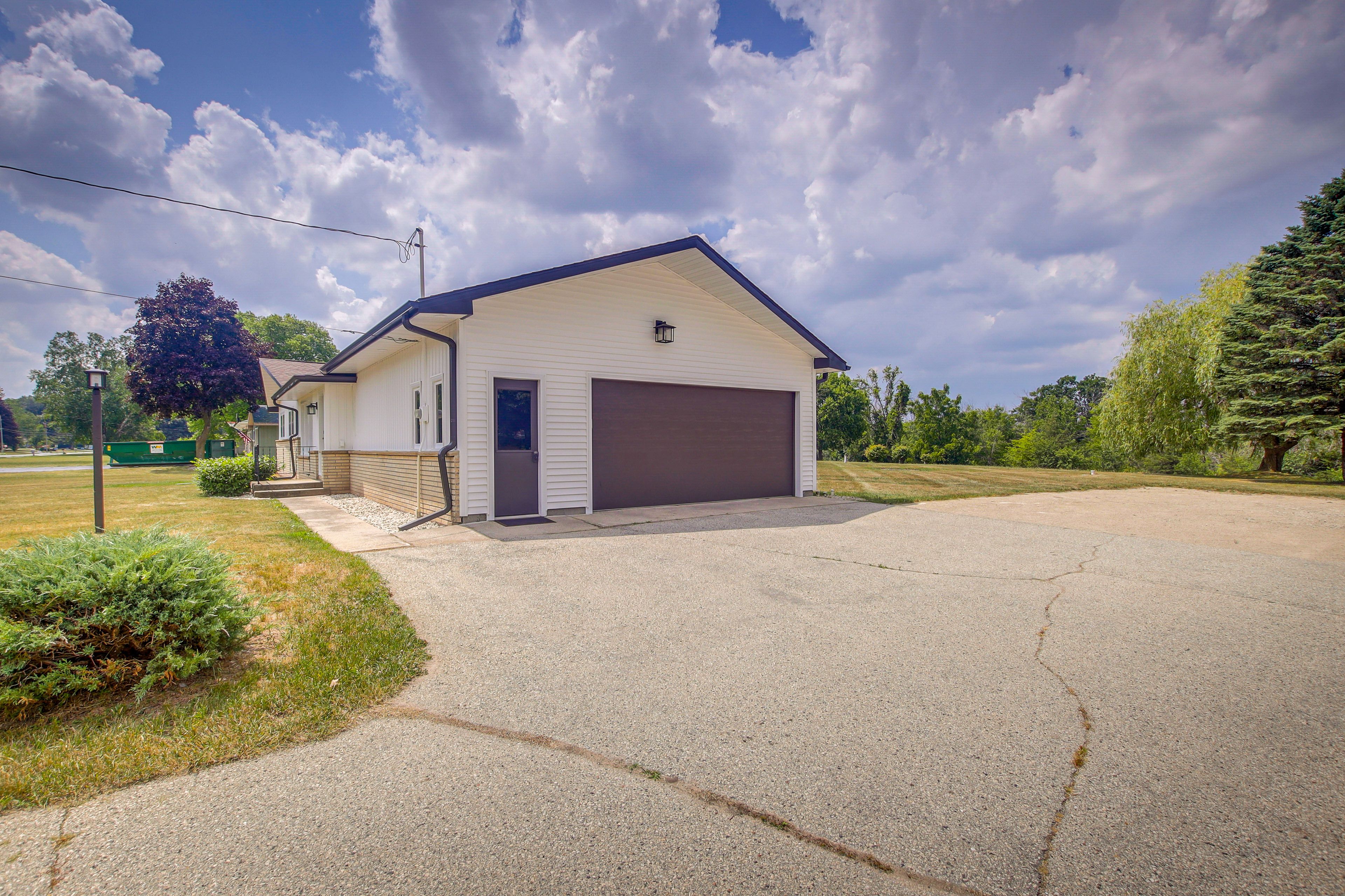 Parking | Driveway (4 Vehicles) | RV/Trailer Parking