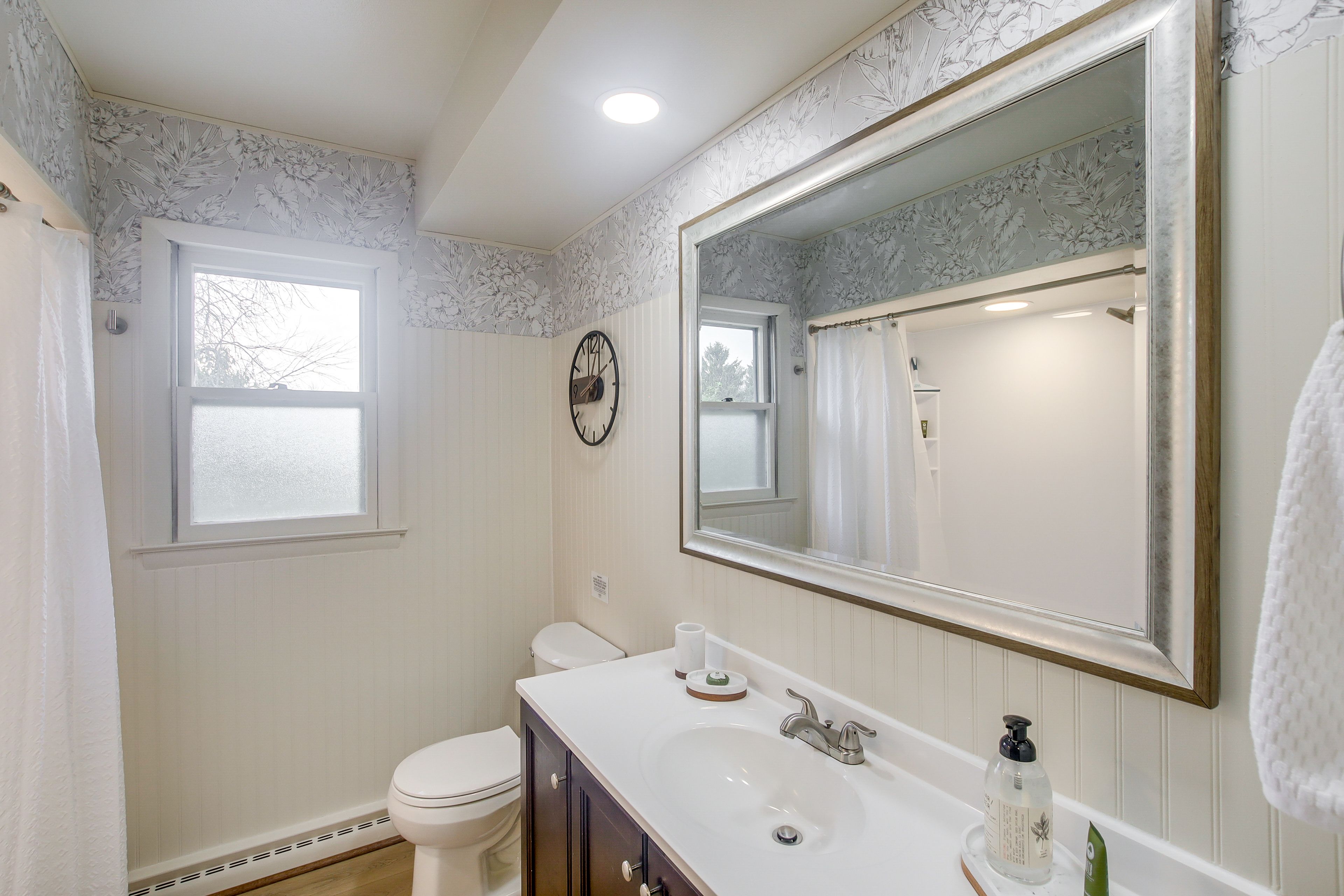 Full Bathroom | Complimentary Toiletries | Towels Provided