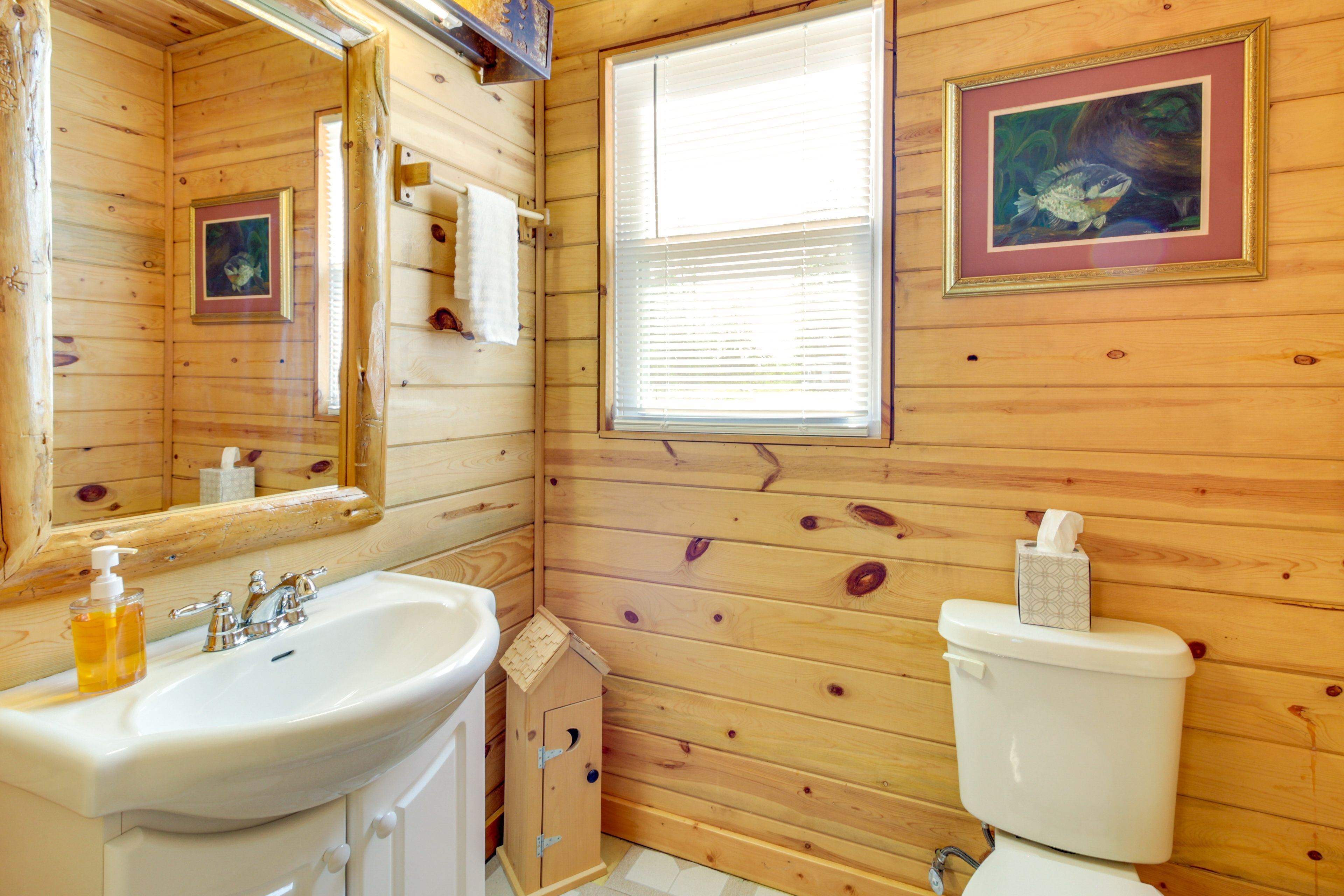 Full Bathroom | Main Level | Towels Provided