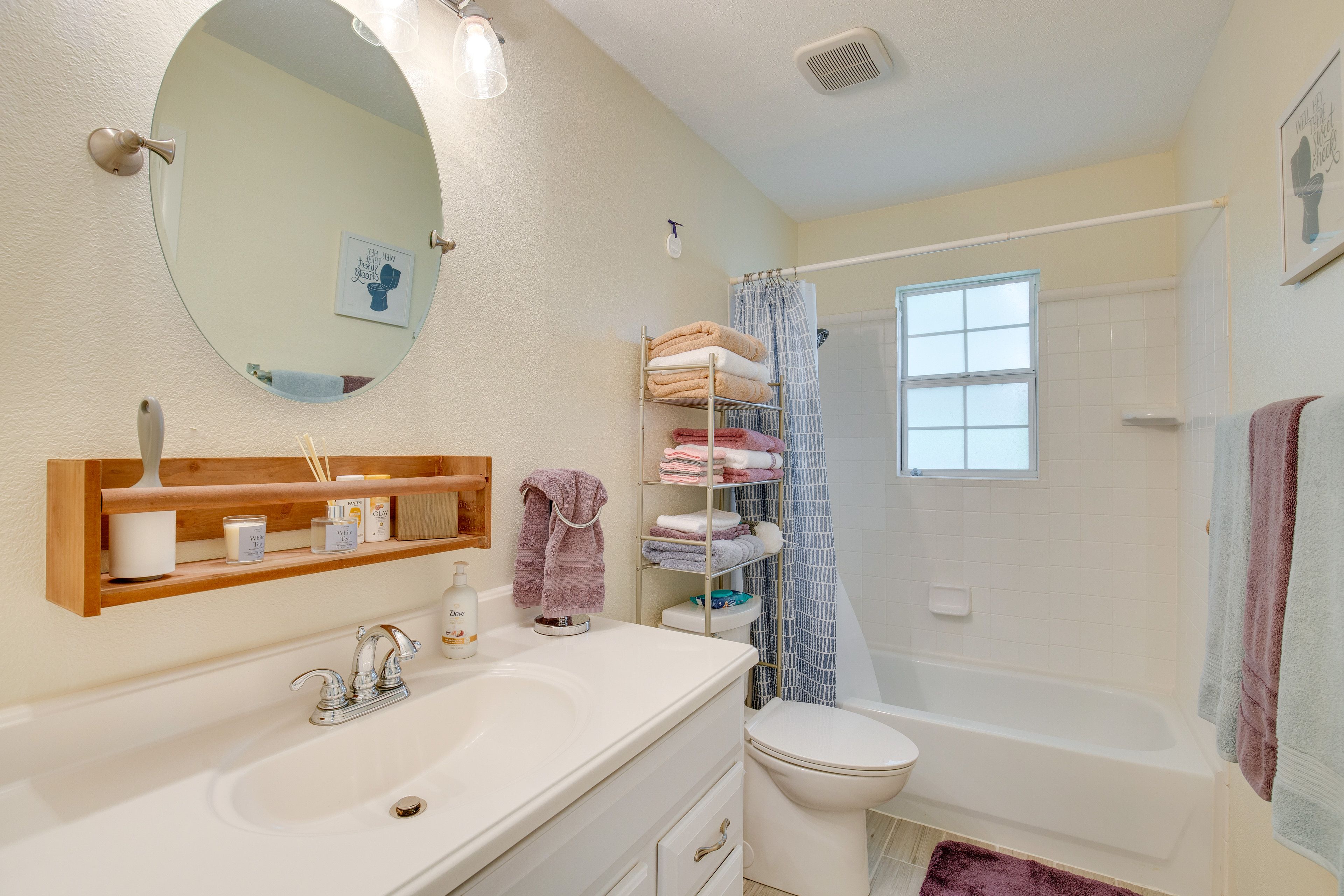 Full Bathroom | Shower/Tub Combo | Towels Provided | Hair Dryer