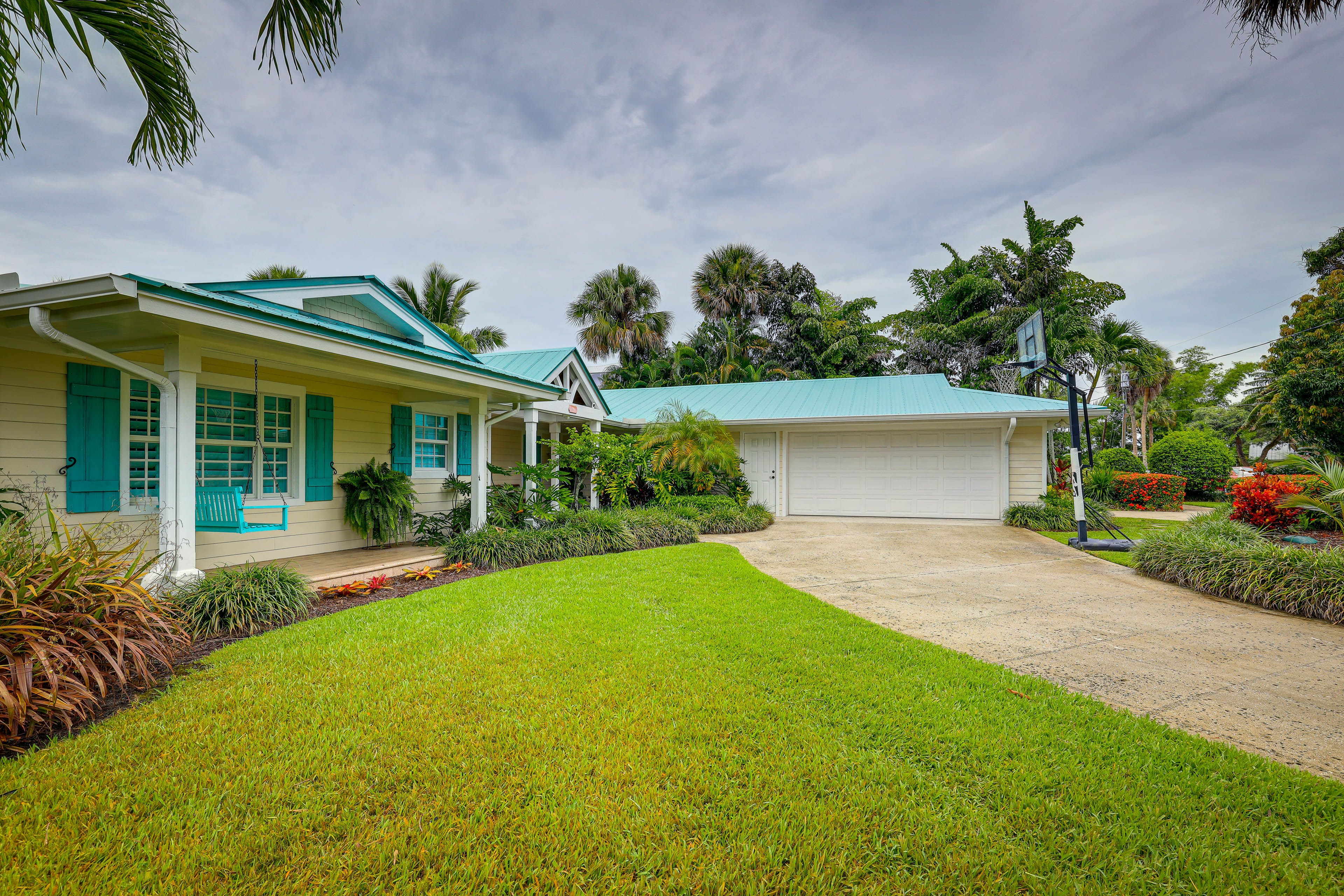 Parking | Driveway (5 Vehicles) | RV/Trailer Parking | Free Street Parking