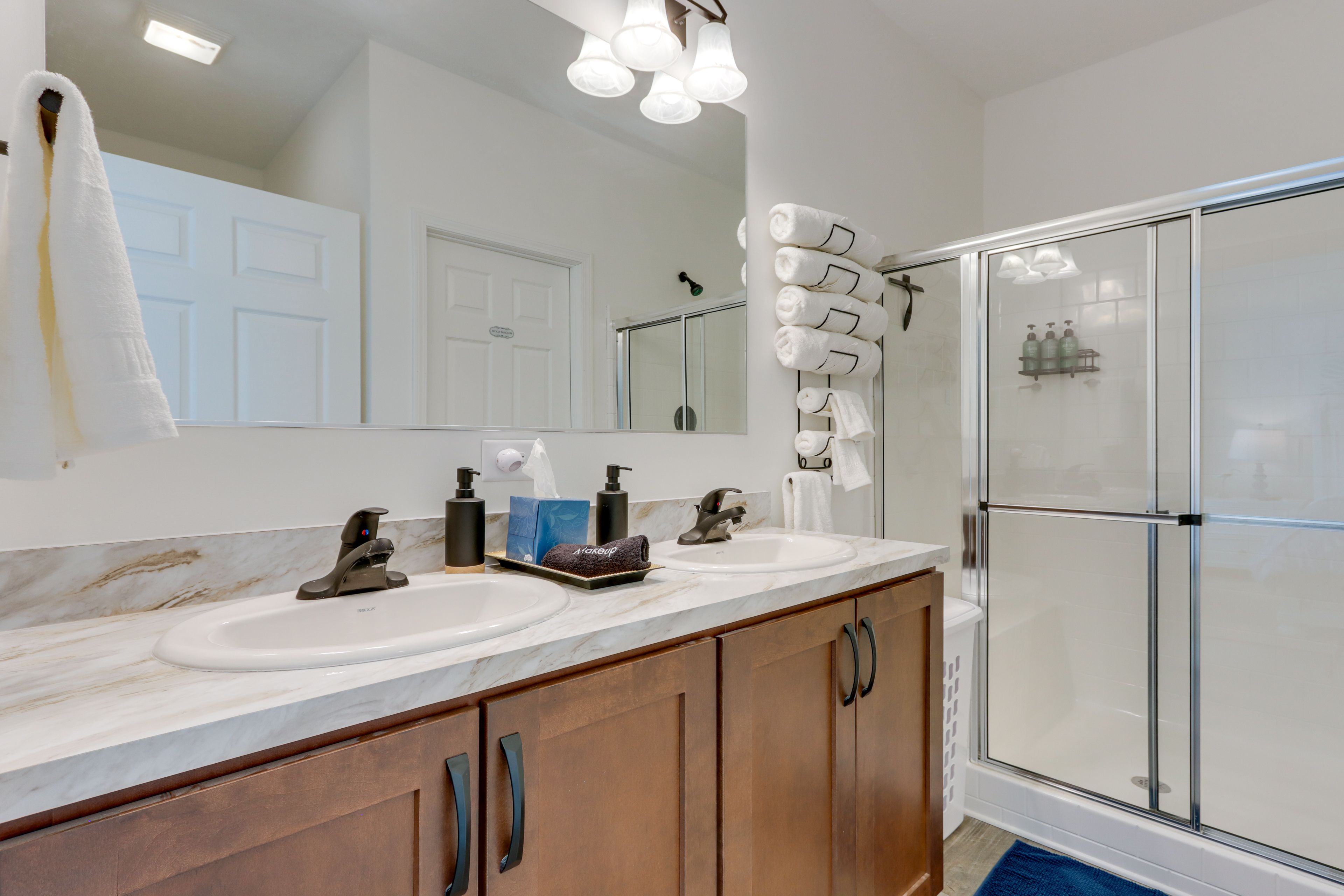 Full Bathroom | Towels Provided