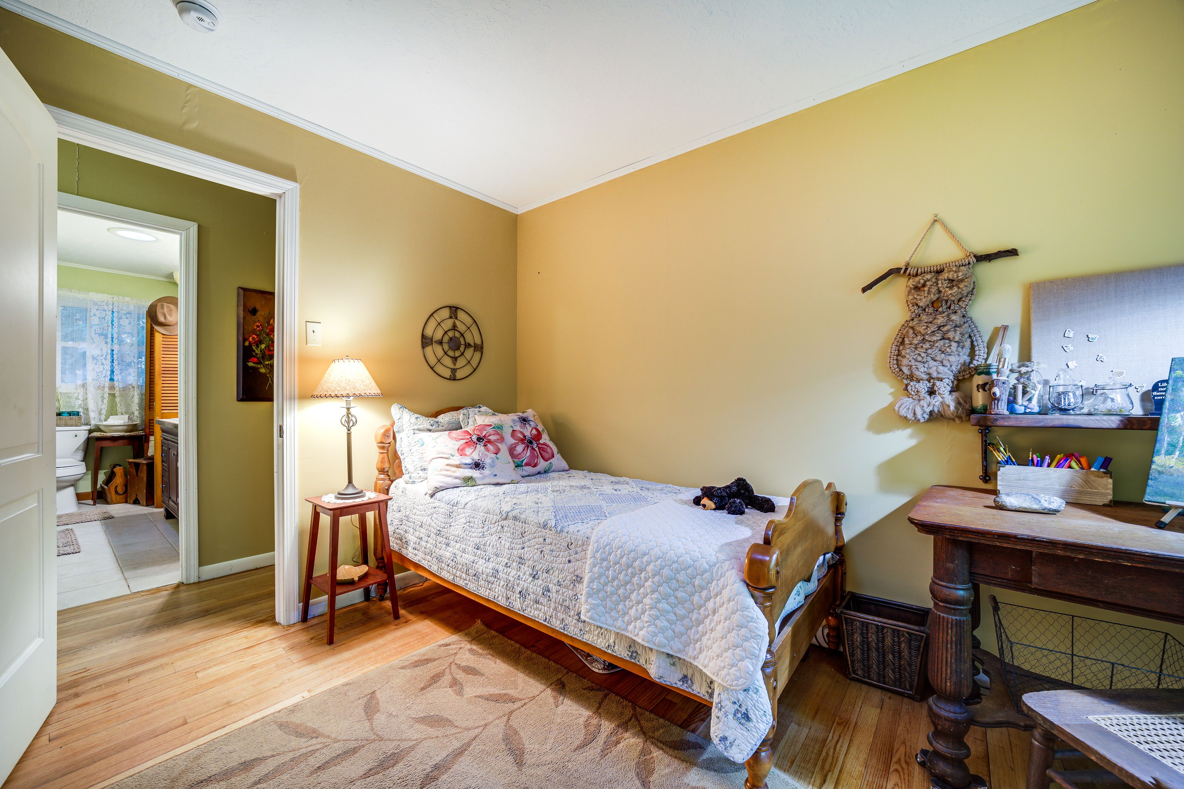 Bedroom 3 | Twin Bed | Flat-Screen TV | Laptop-Friendly Workspace