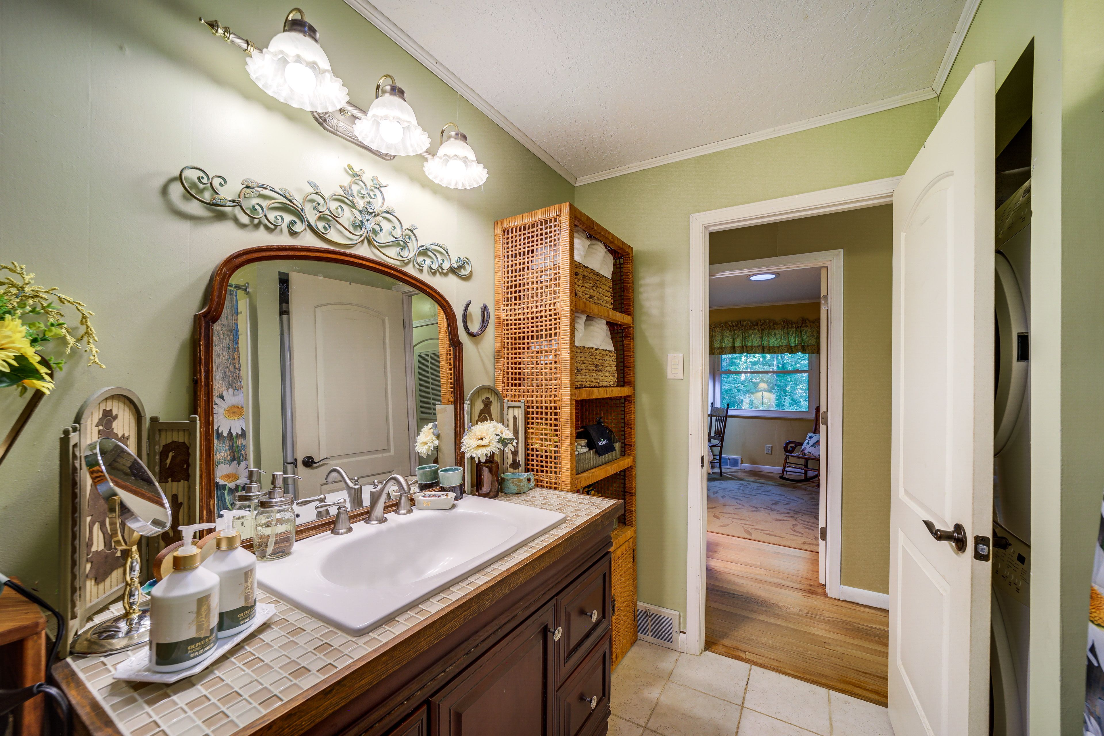 Full Bathroom | Shower/Tub Combo | Towels Provided | Washer/Dryer