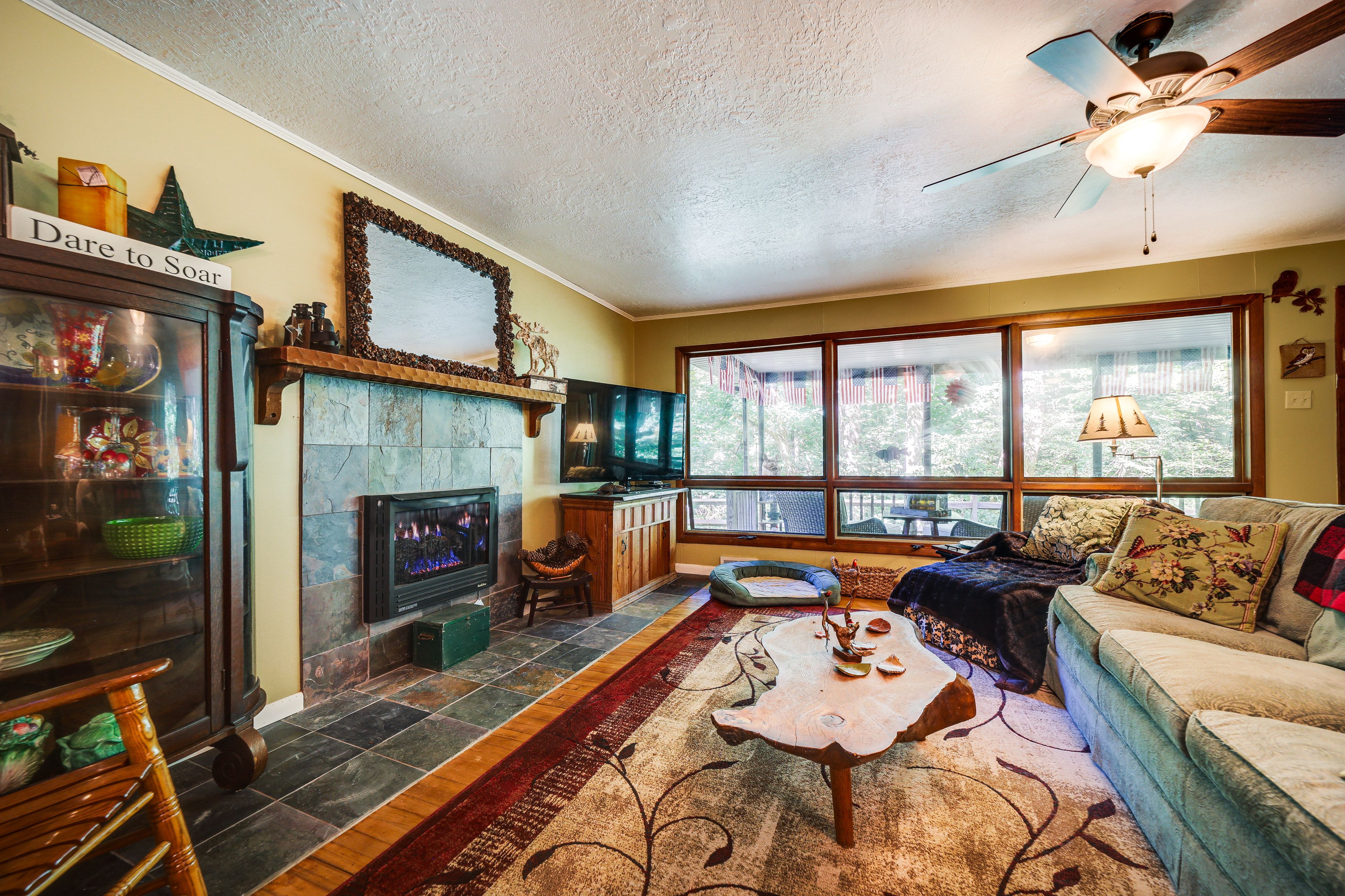 Living Room | Flat-Screen TV | Fireplace | Ceiling Fans | Books