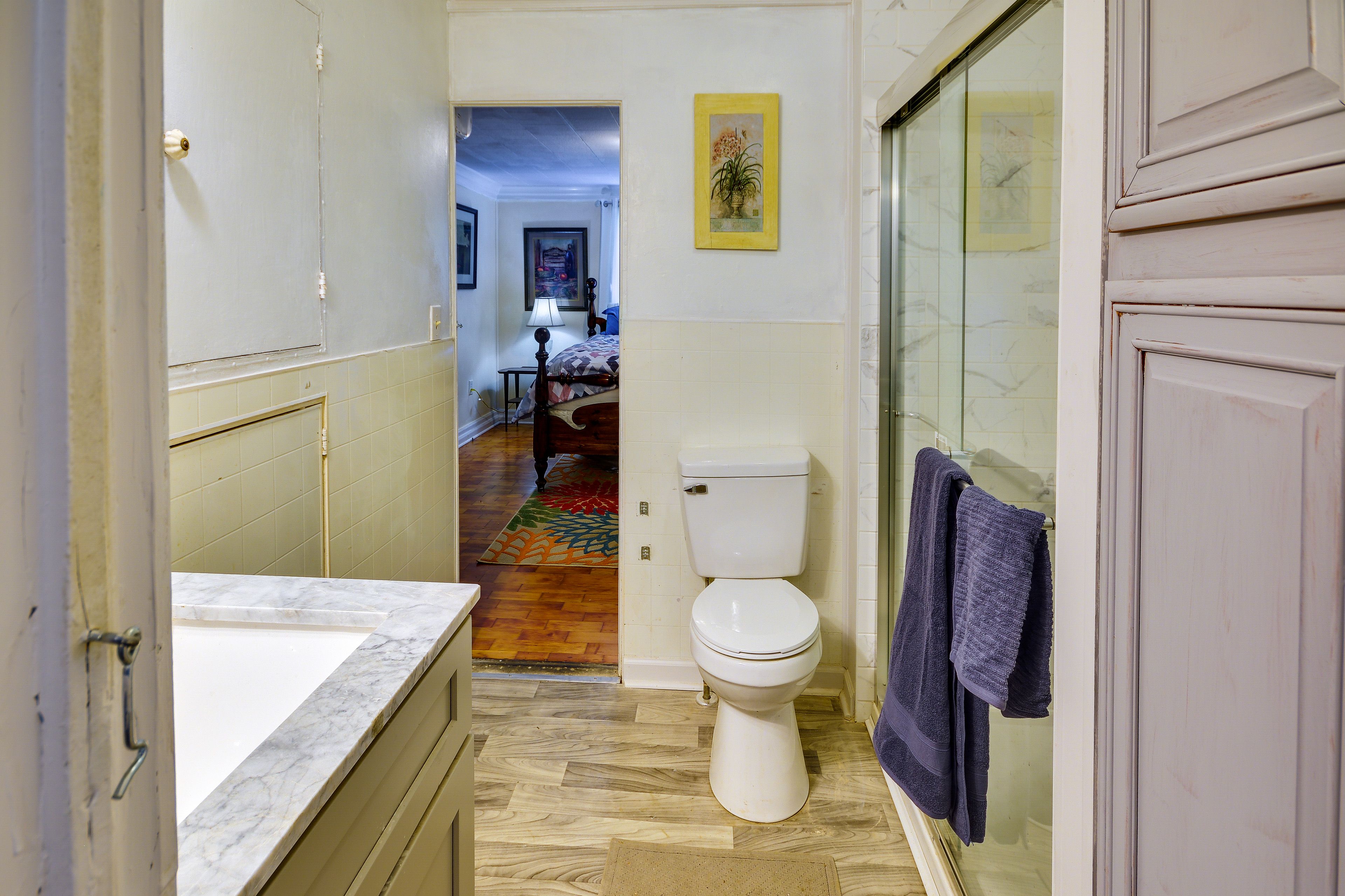 Shared En-Suite Bathroom | Towels Provided | Complimentary Toiletries