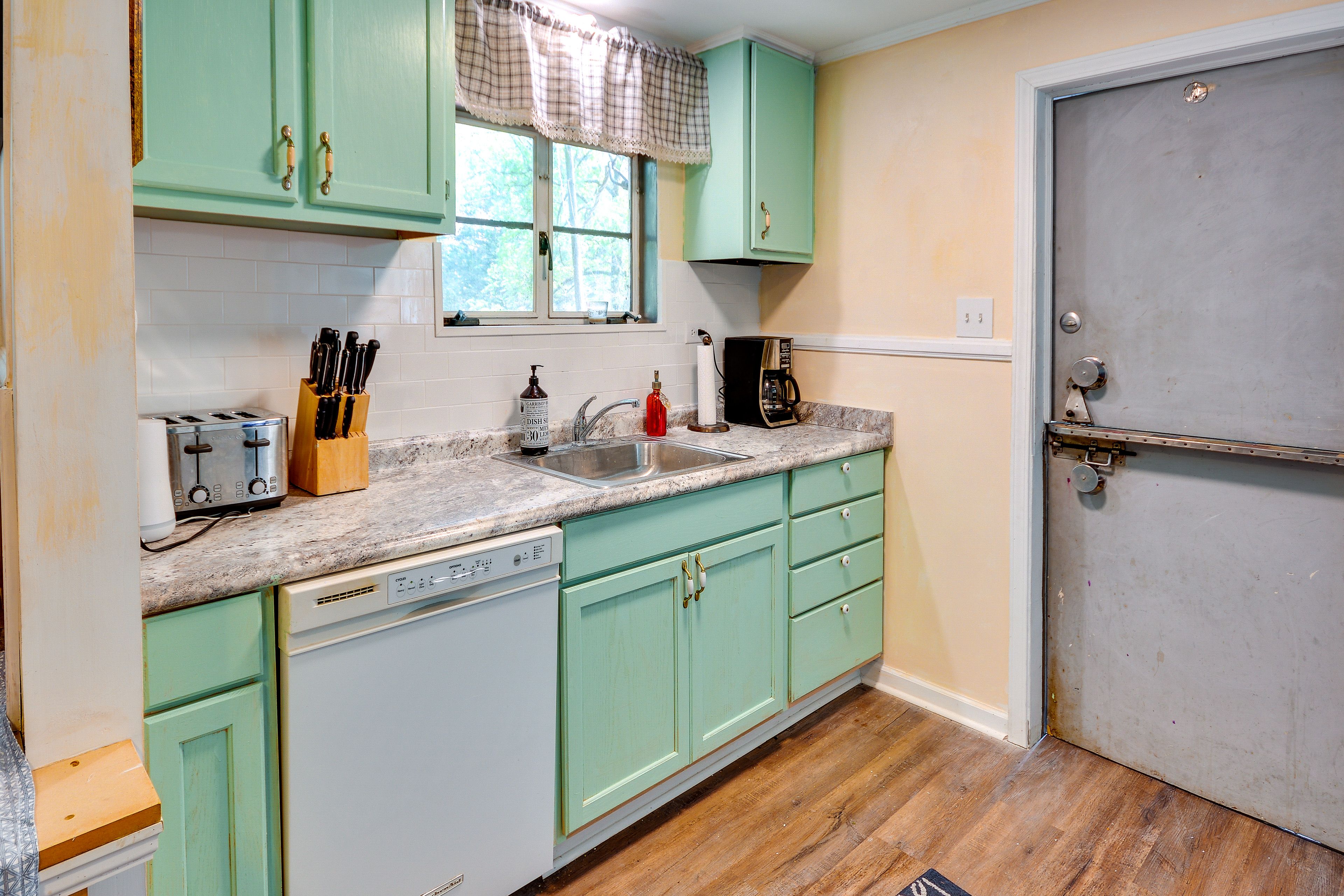 Kitchen | Cooking Basics | Coffee Maker w/ Provided Coffee