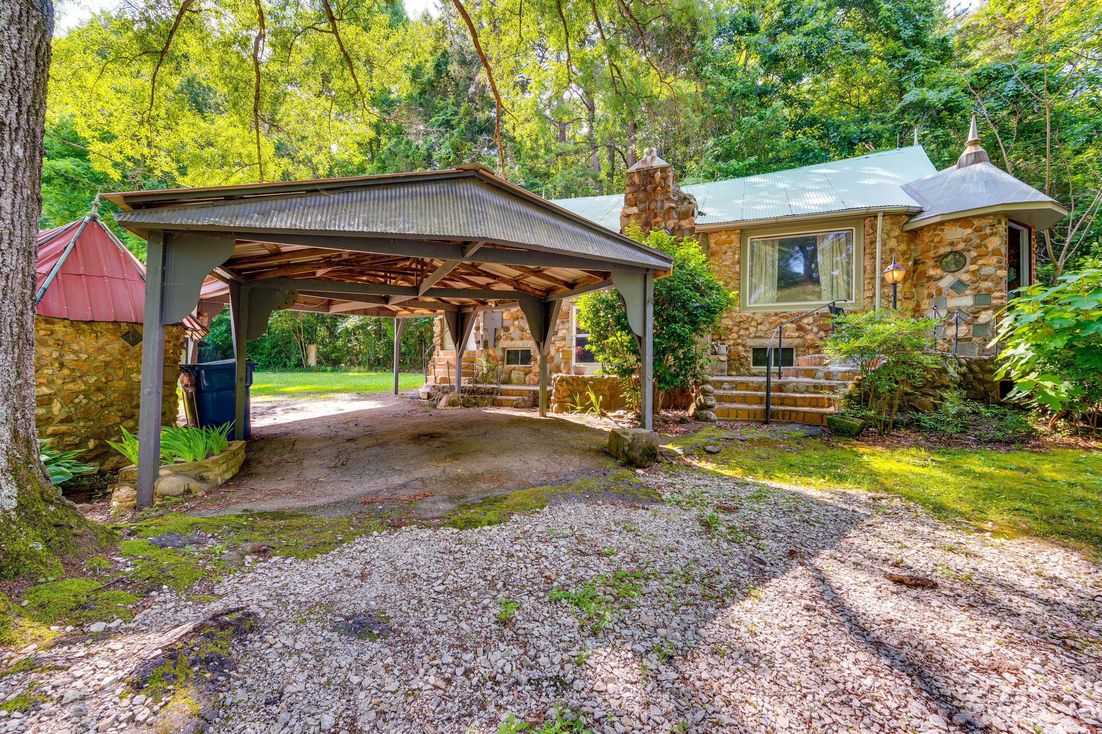 Parking | Carport (1 Vehicle) | Driveway (6 Vehicles) | RV/Trailer Parking