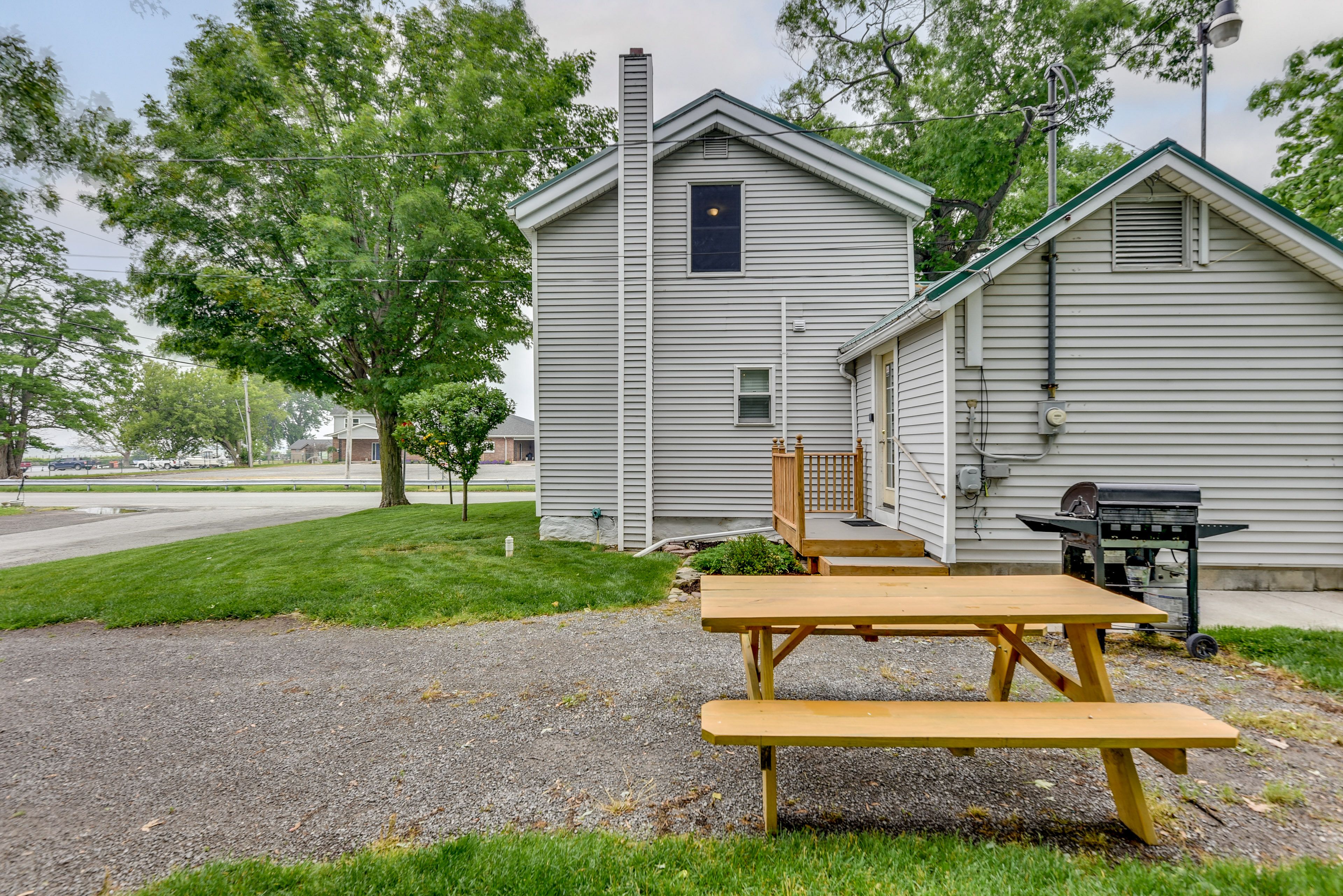 House Exterior | Dining Area | Gas Grill