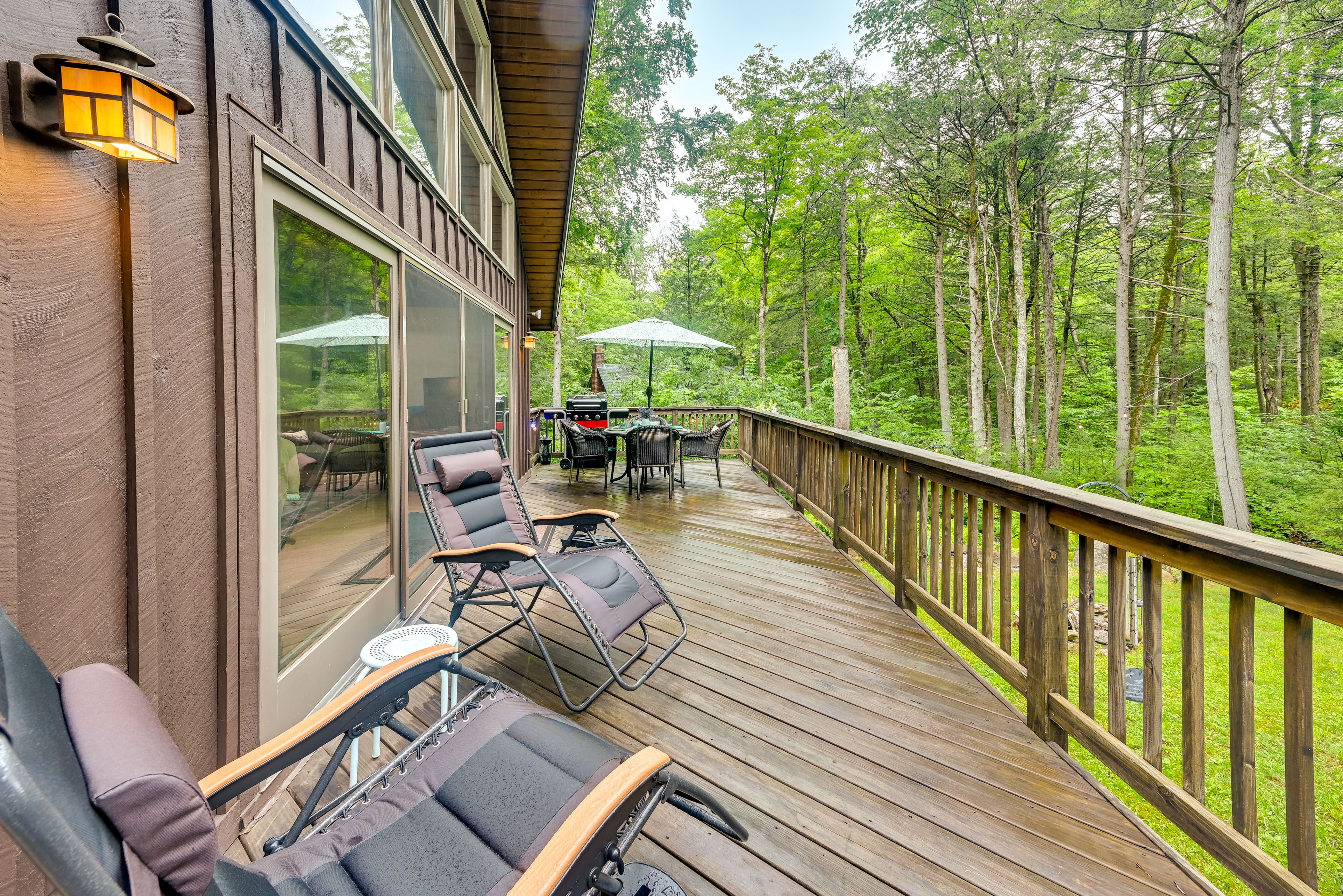 Deck | Outdoor Dining Area | Gas Grill