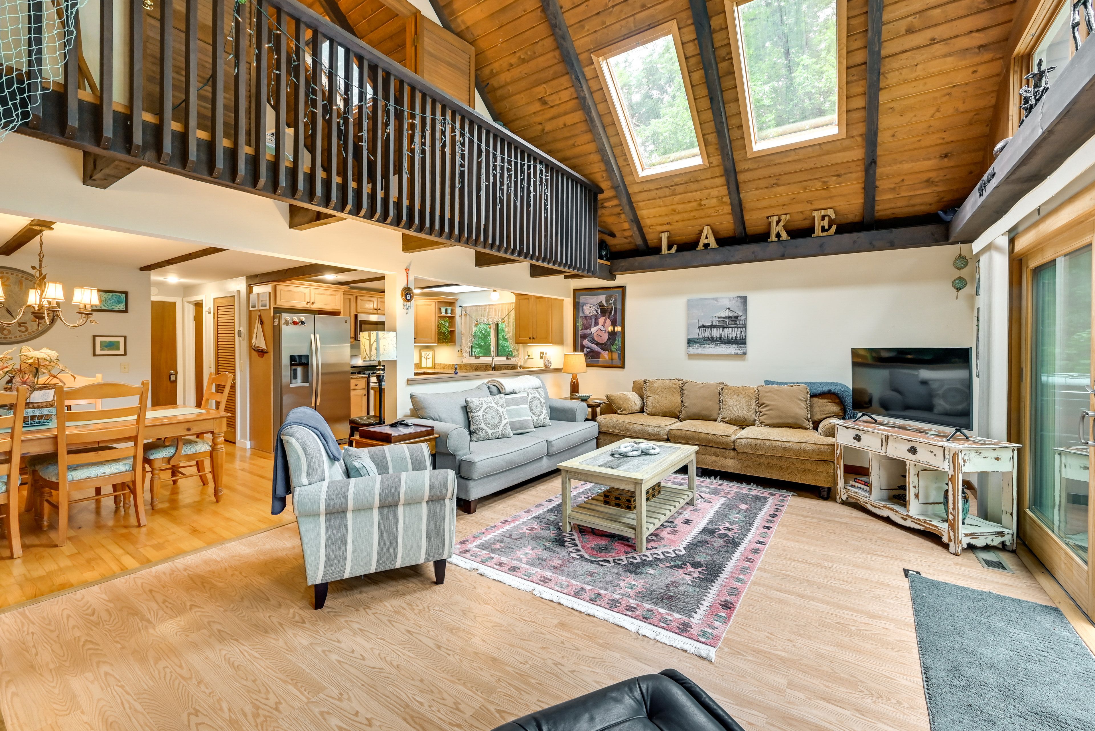 Living Room | Free WiFi | Smart TV | Fireplace | Central Heating & A/C
