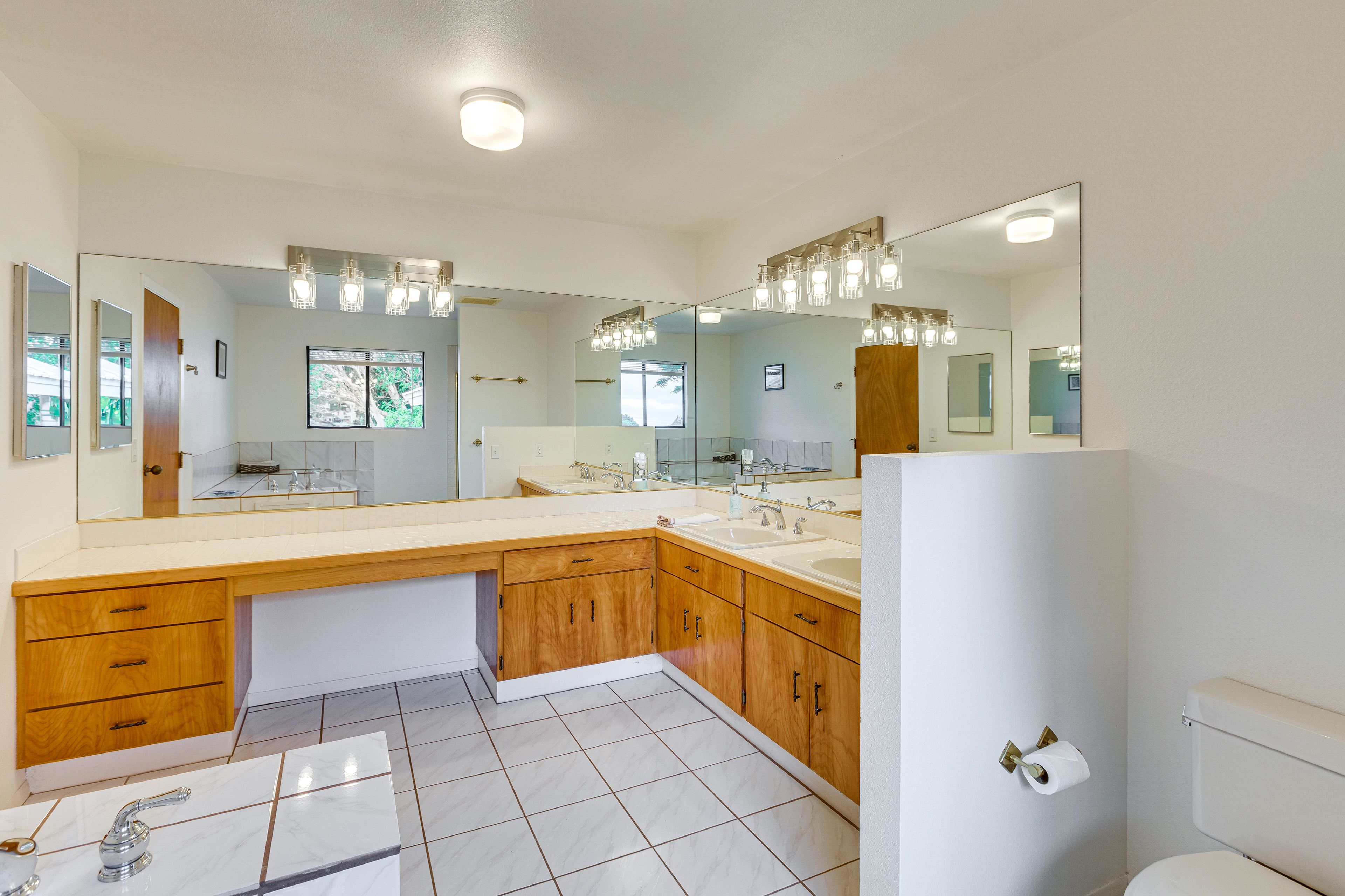 En-Suite Bathroom | Towels & Linens Provided