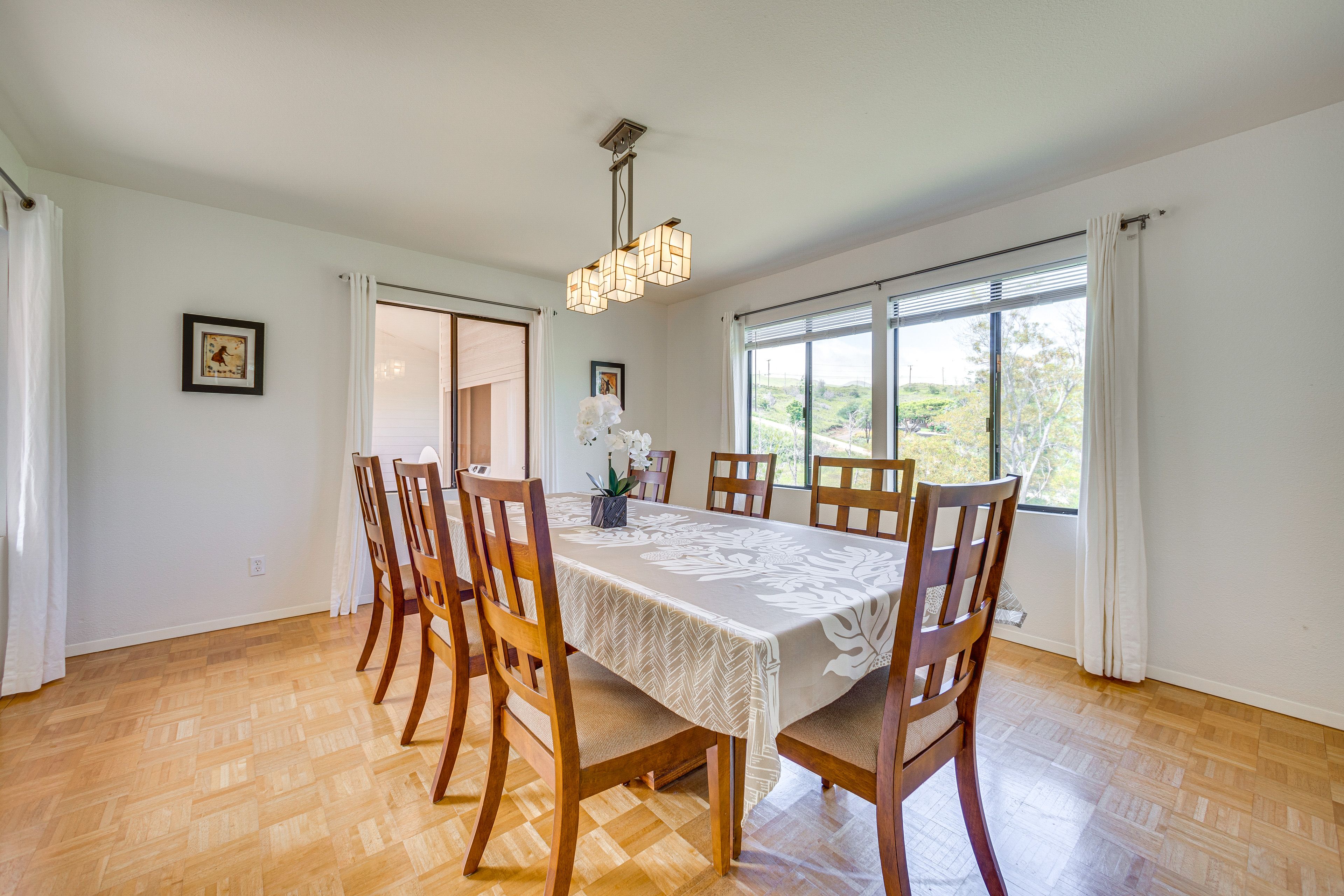 Dining Room | Dishes & Flatware Provided