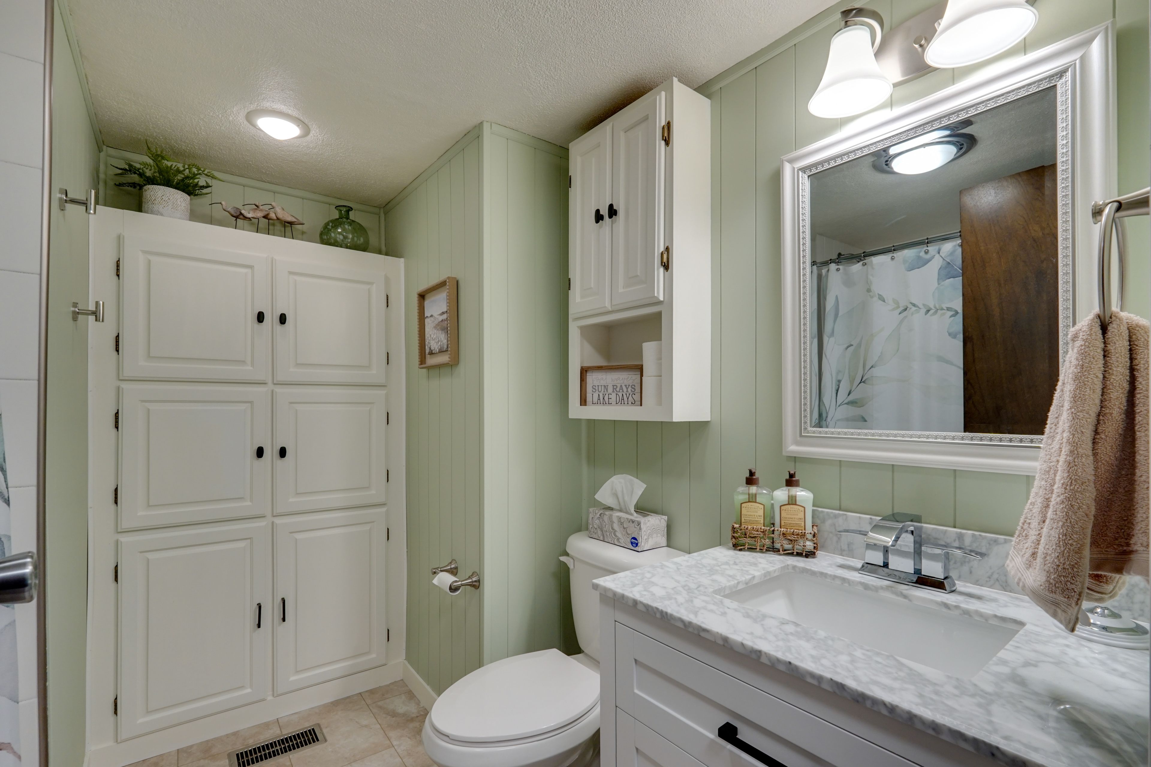 Full Bathroom | 2nd Floor | Hair Dryer