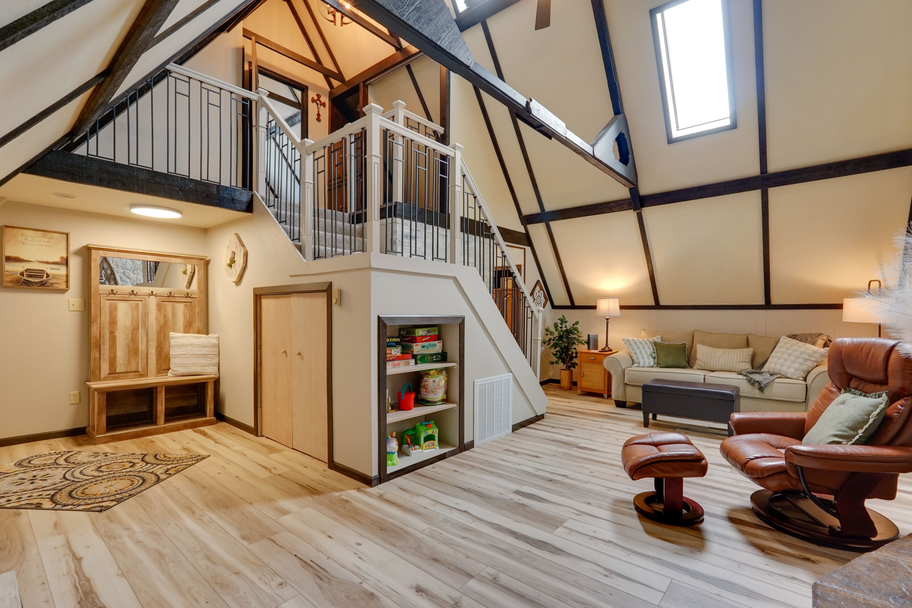 Living Room | Full Sleeper Sofa | 1st Floor | Smart TV | Board Games