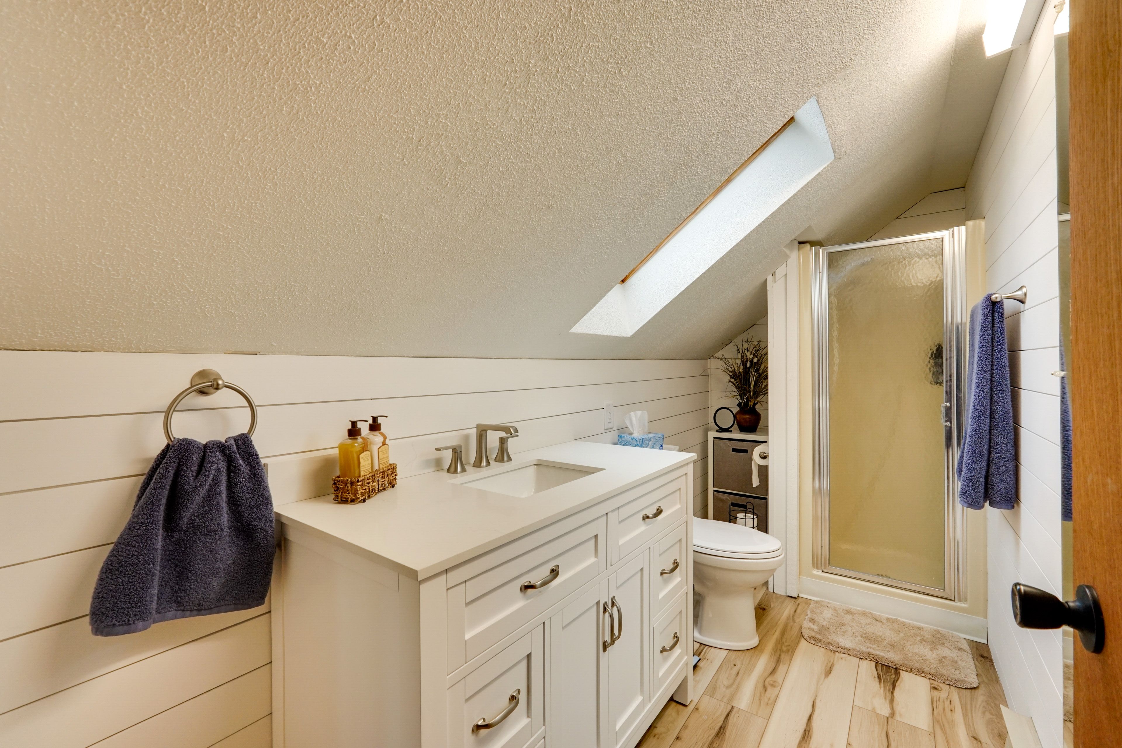 Full Bathroom | 2nd Floor | Towels Provided | Complimentary Toiletries