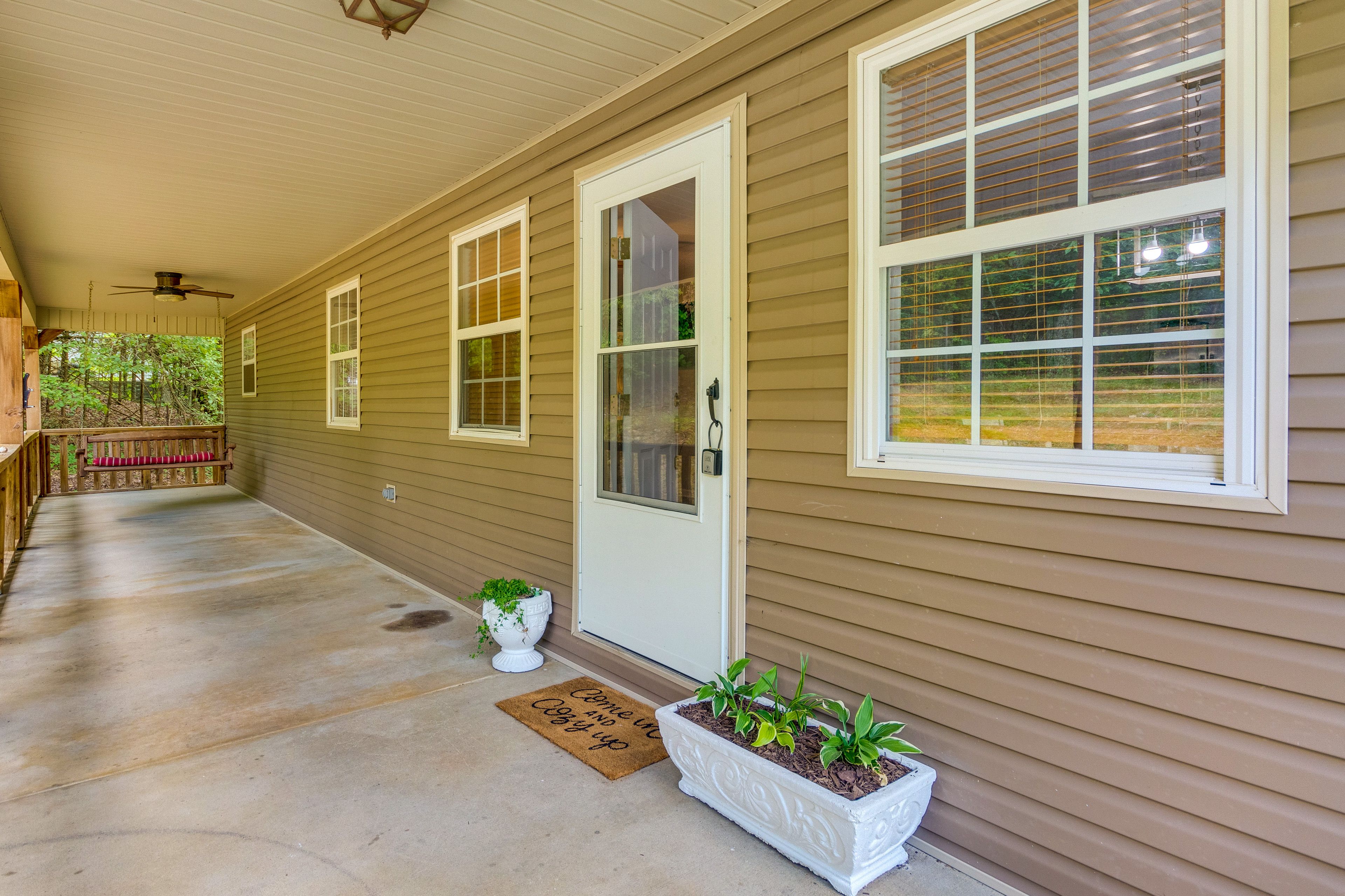 Cabin Exterior | Covered Porch